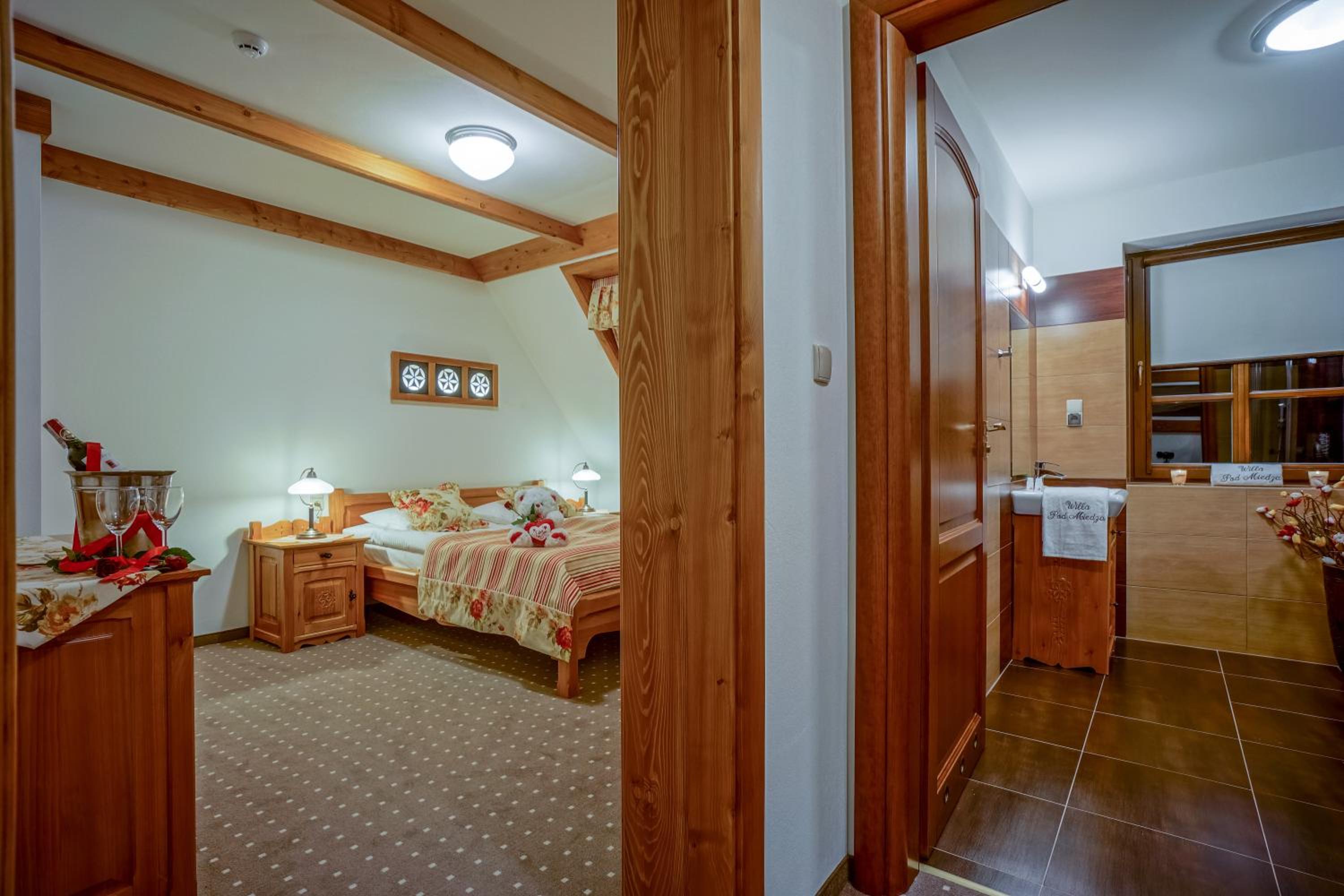 Deluxe Double Room (2 Adults + 1 Child) photo 3