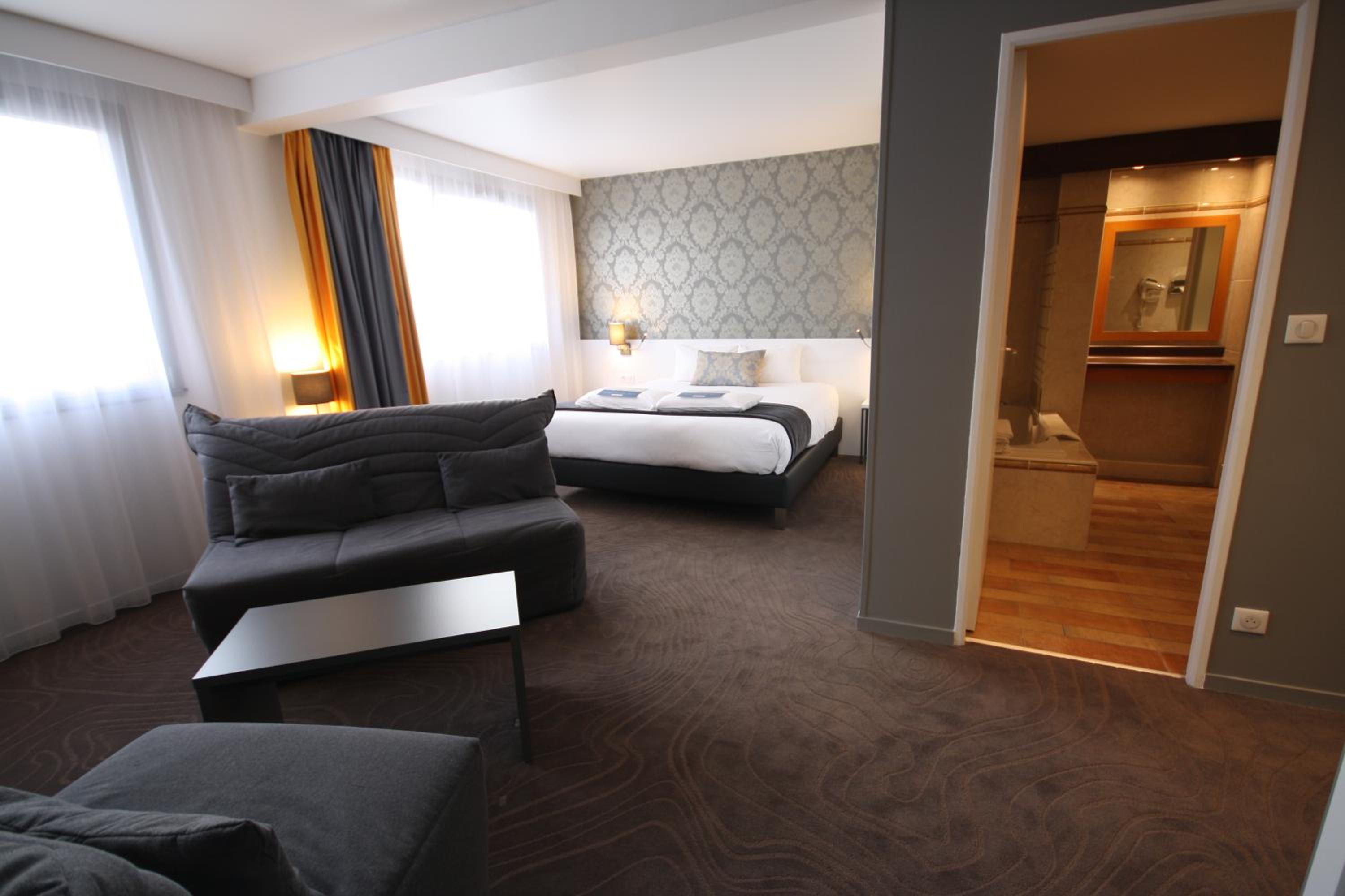 Quintuple Room with 2 Double Beds and 1 Single Bed photo 2