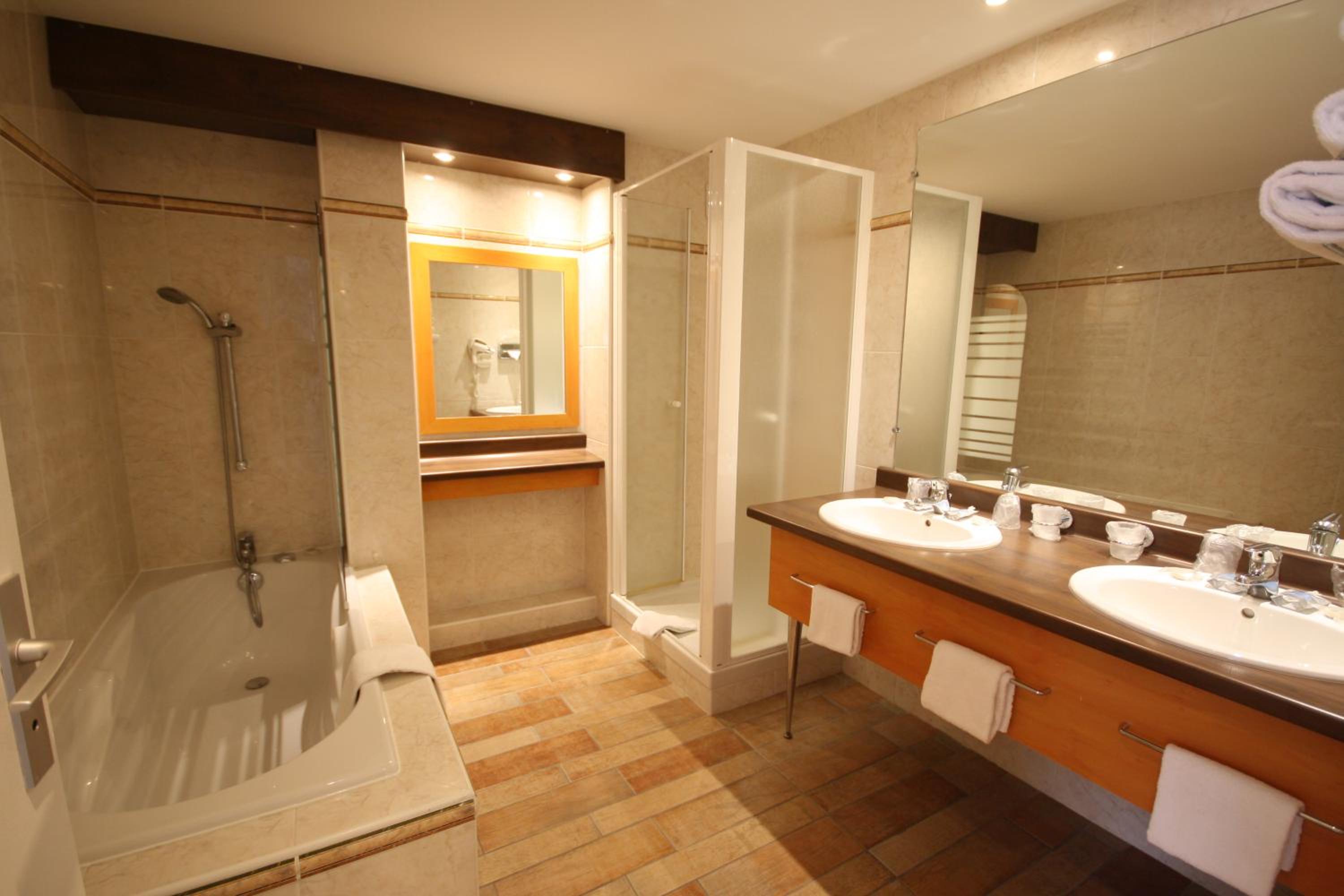 Quintuple Room with 2 Double Beds and 1 Single Bed photo 3
