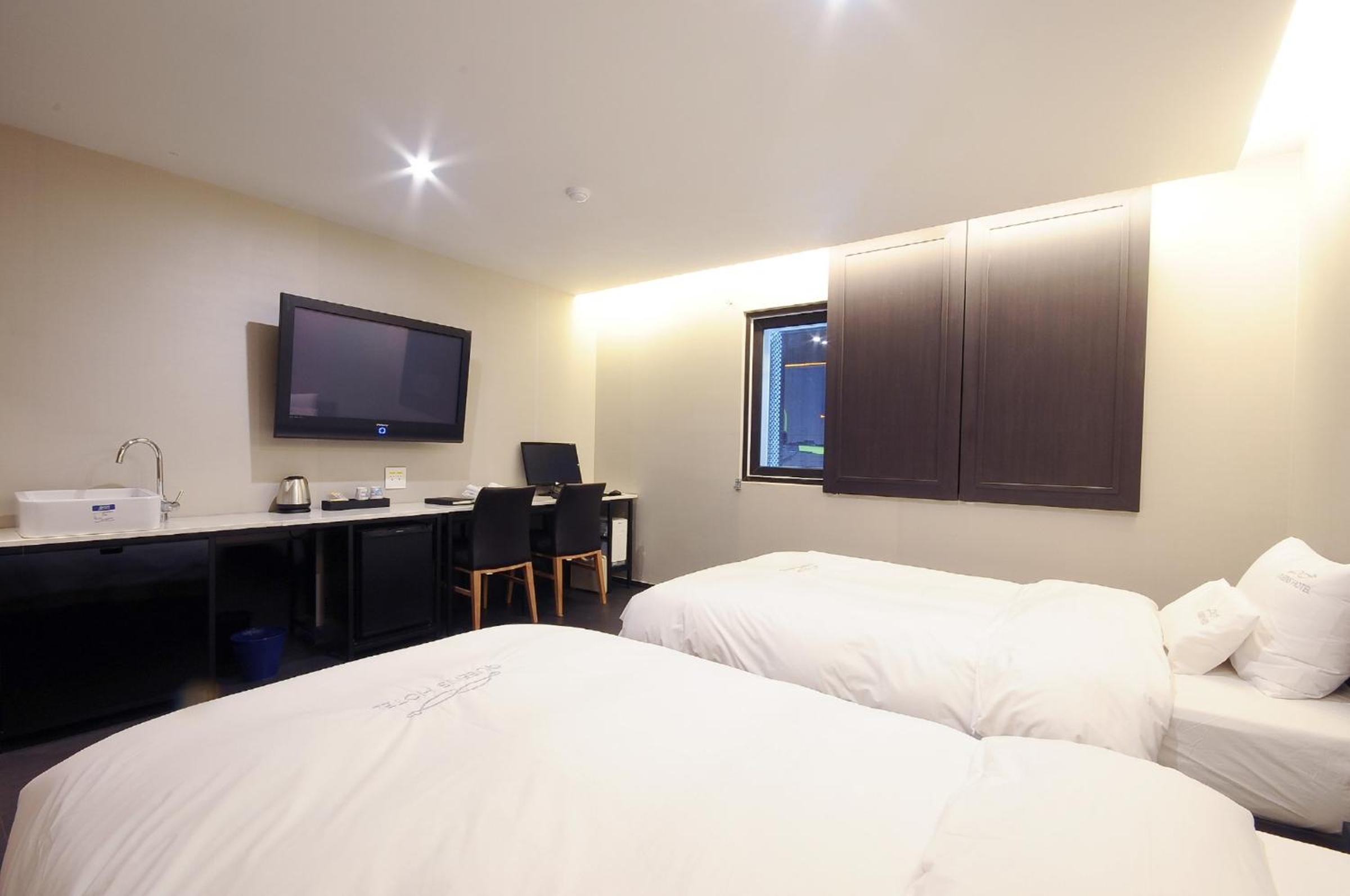 Deluxe Twin Room (One Single + One Double) photo 2