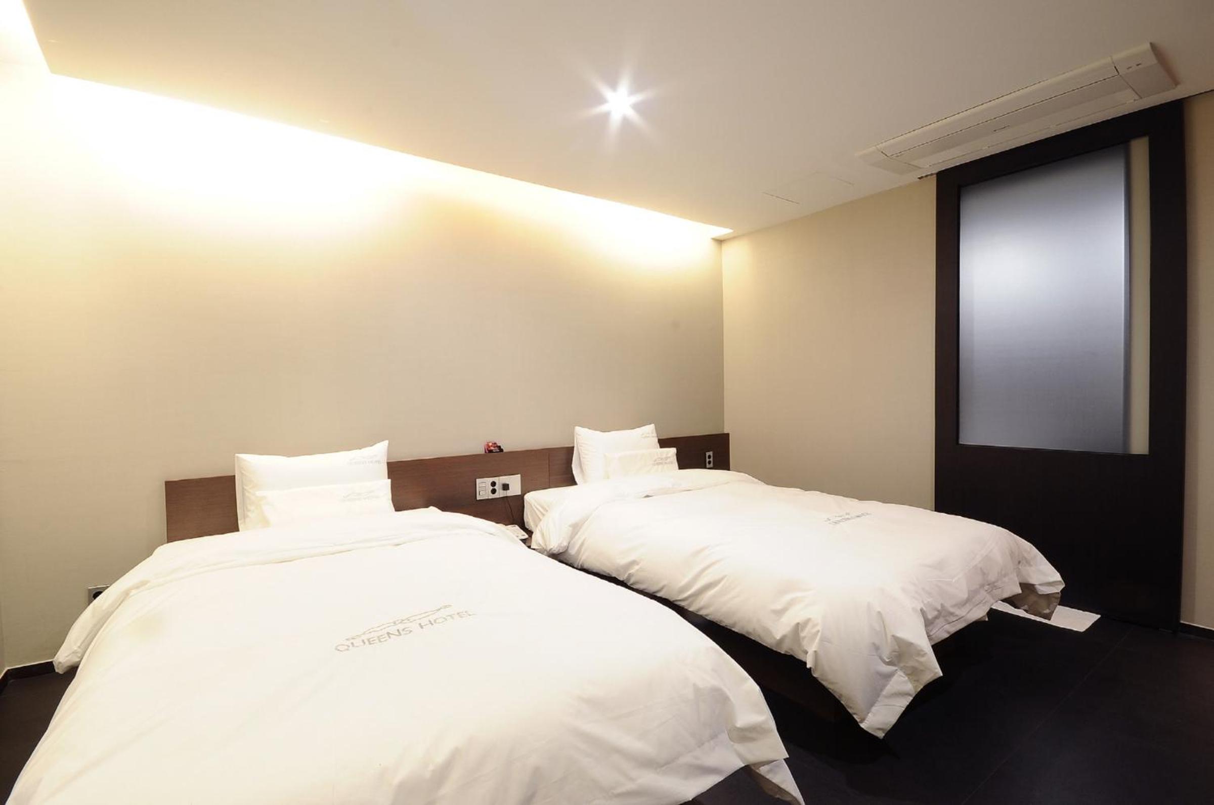 Deluxe Twin Room (One Single + One Double) photo 3