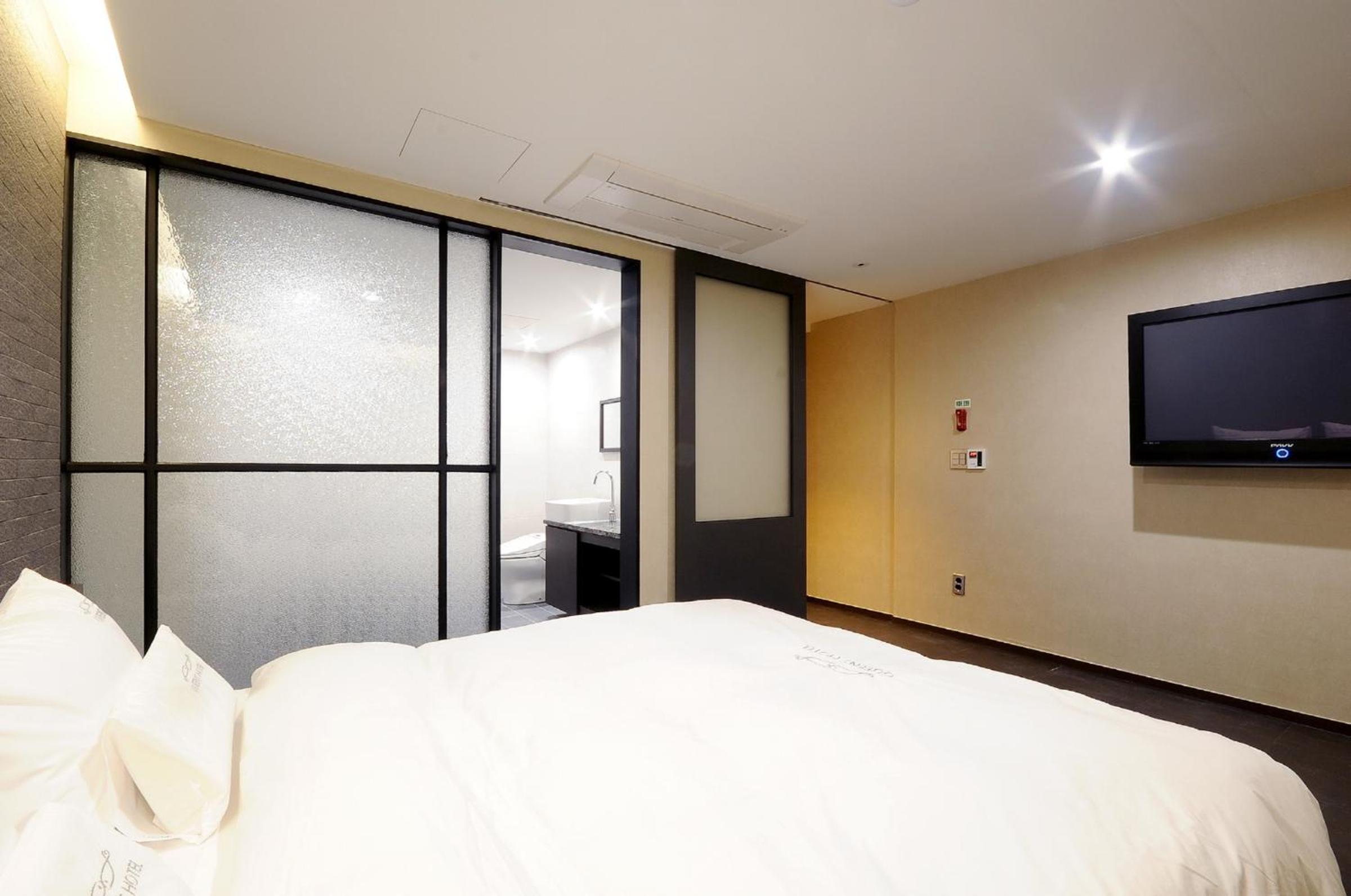 No Parking - Deluxe Double Room