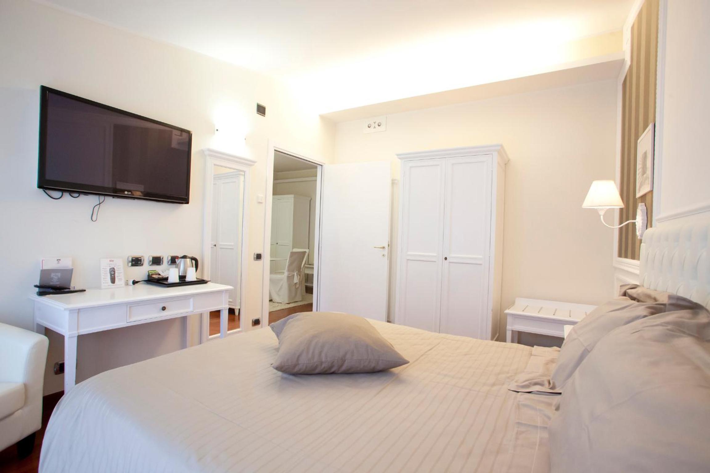 Suite with Spa Bath - Photo 8
