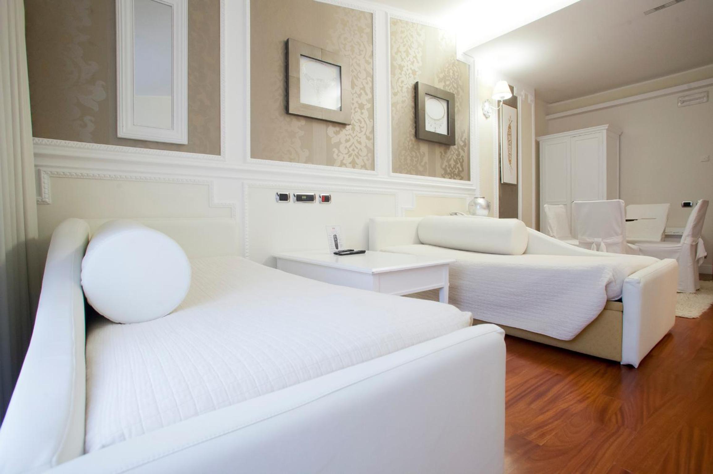 Suite with Spa Bath - Photo 4