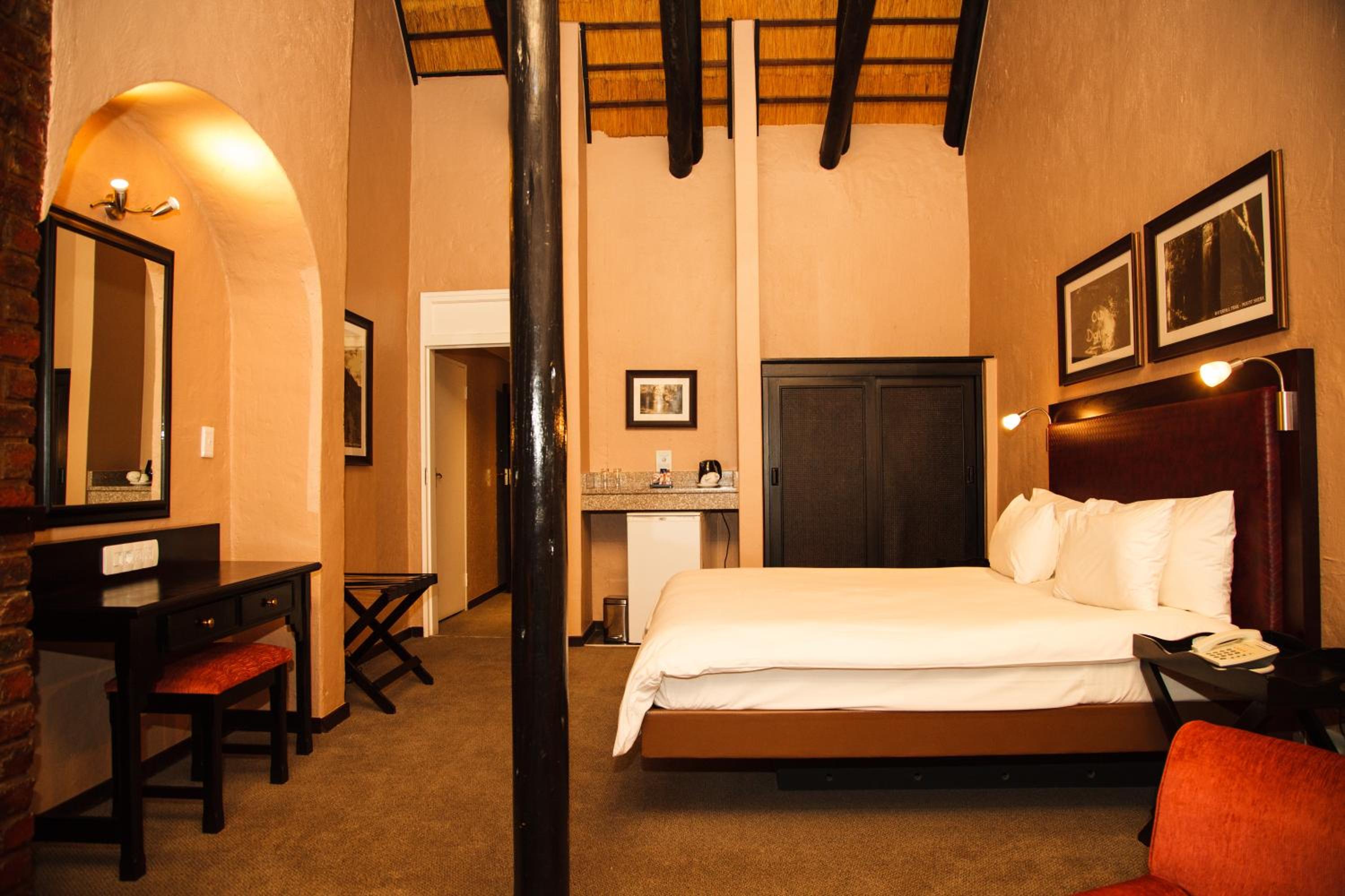 King Suite with Balcony - Photo 3
