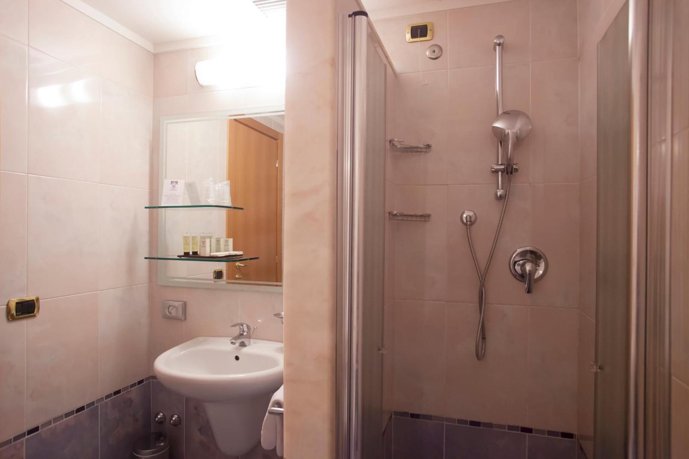 Double or Twin Room - Photo 12