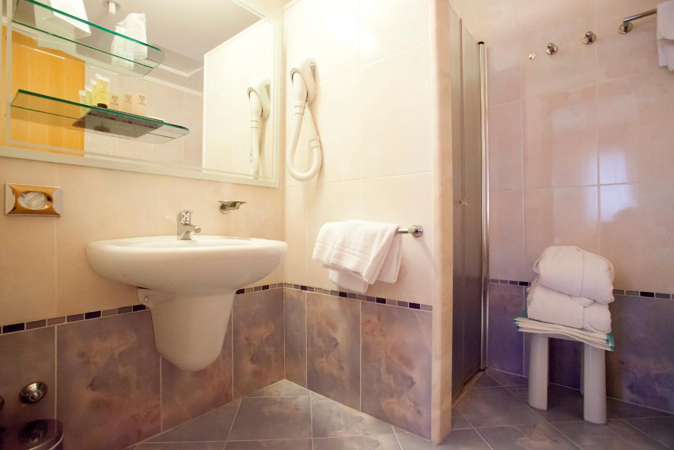Double or Twin Room - Photo 10