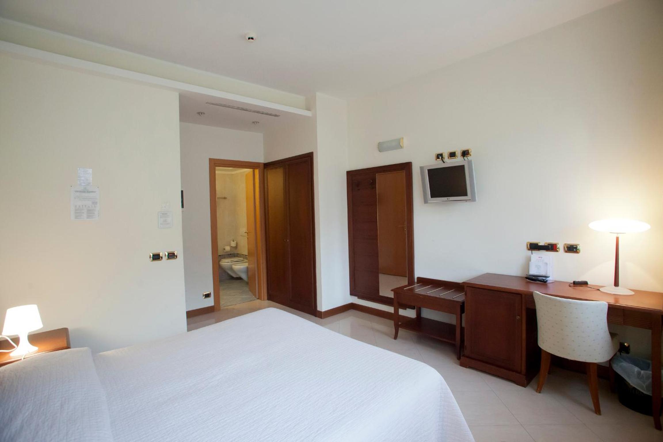 Double or Twin Room - Photo 9