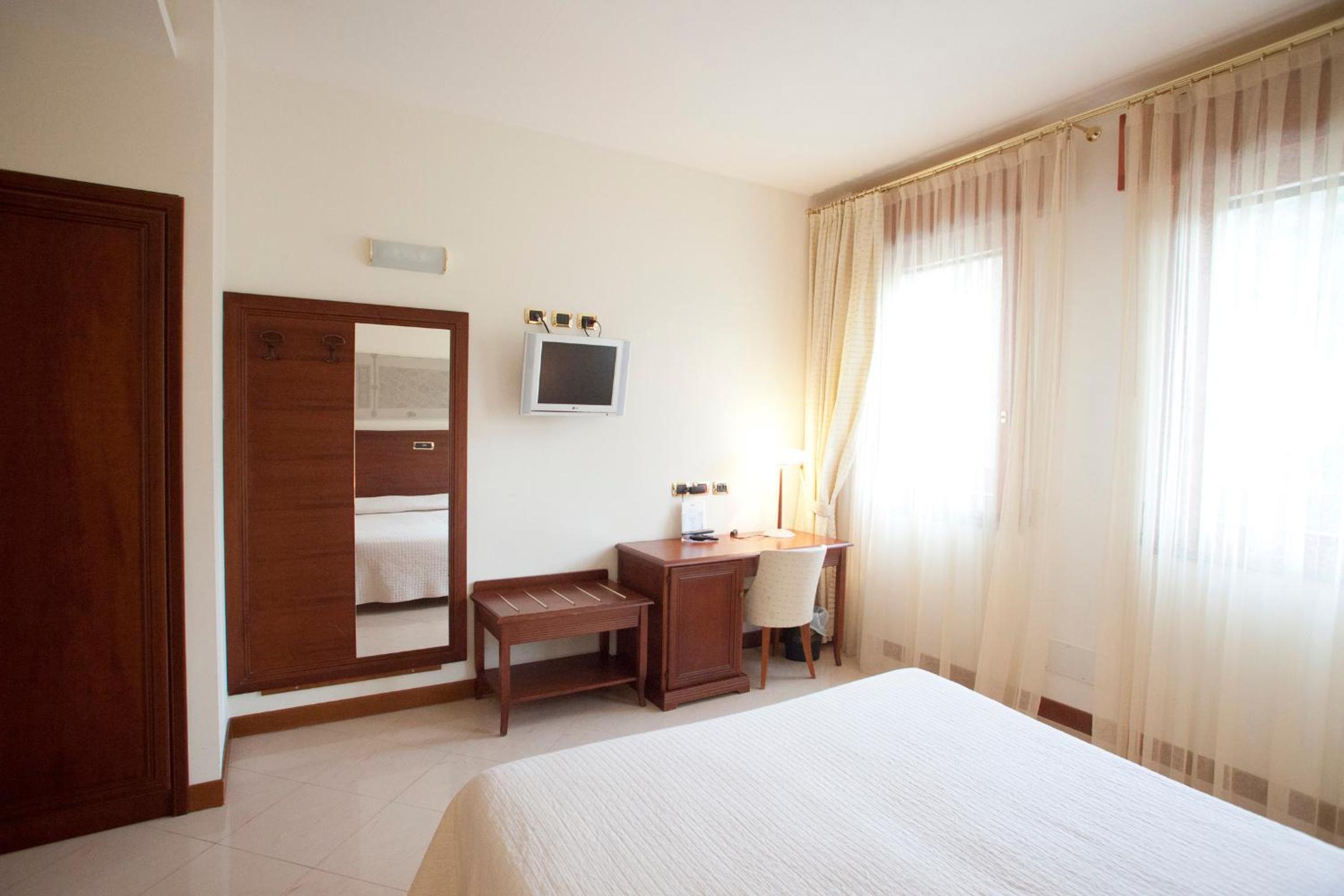 Double or Twin Room - Photo 8