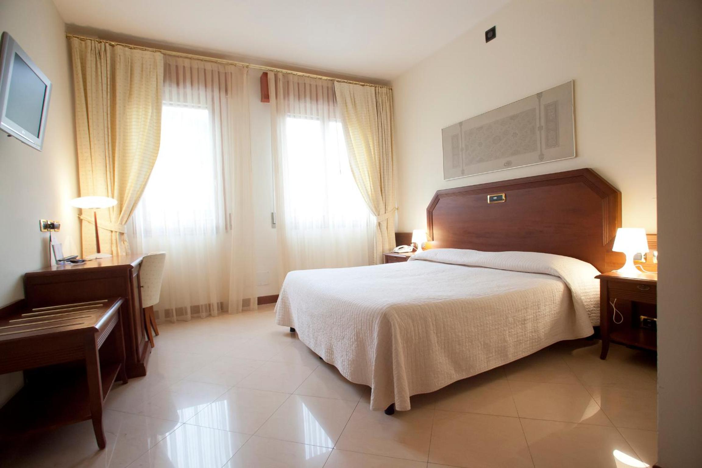 Double or Twin Room - Photo 7