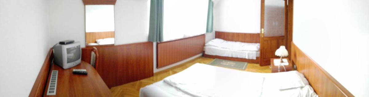 Economy Triple Room photo 3