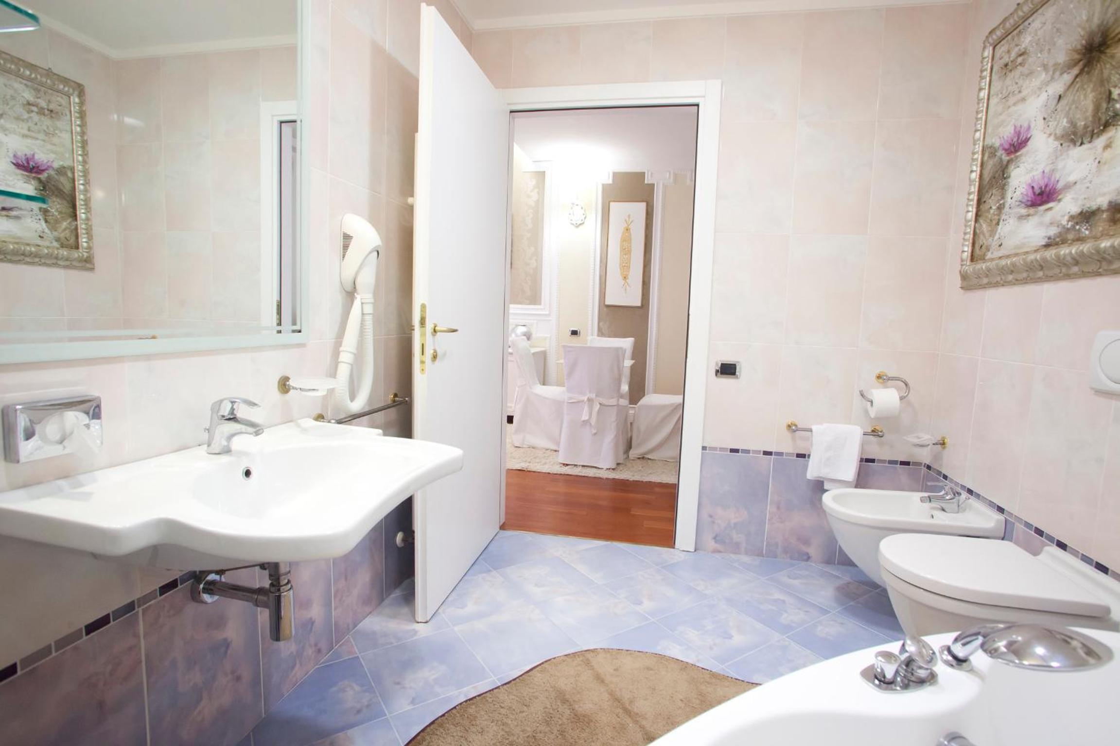 Suite with Spa Bath - Photo 5