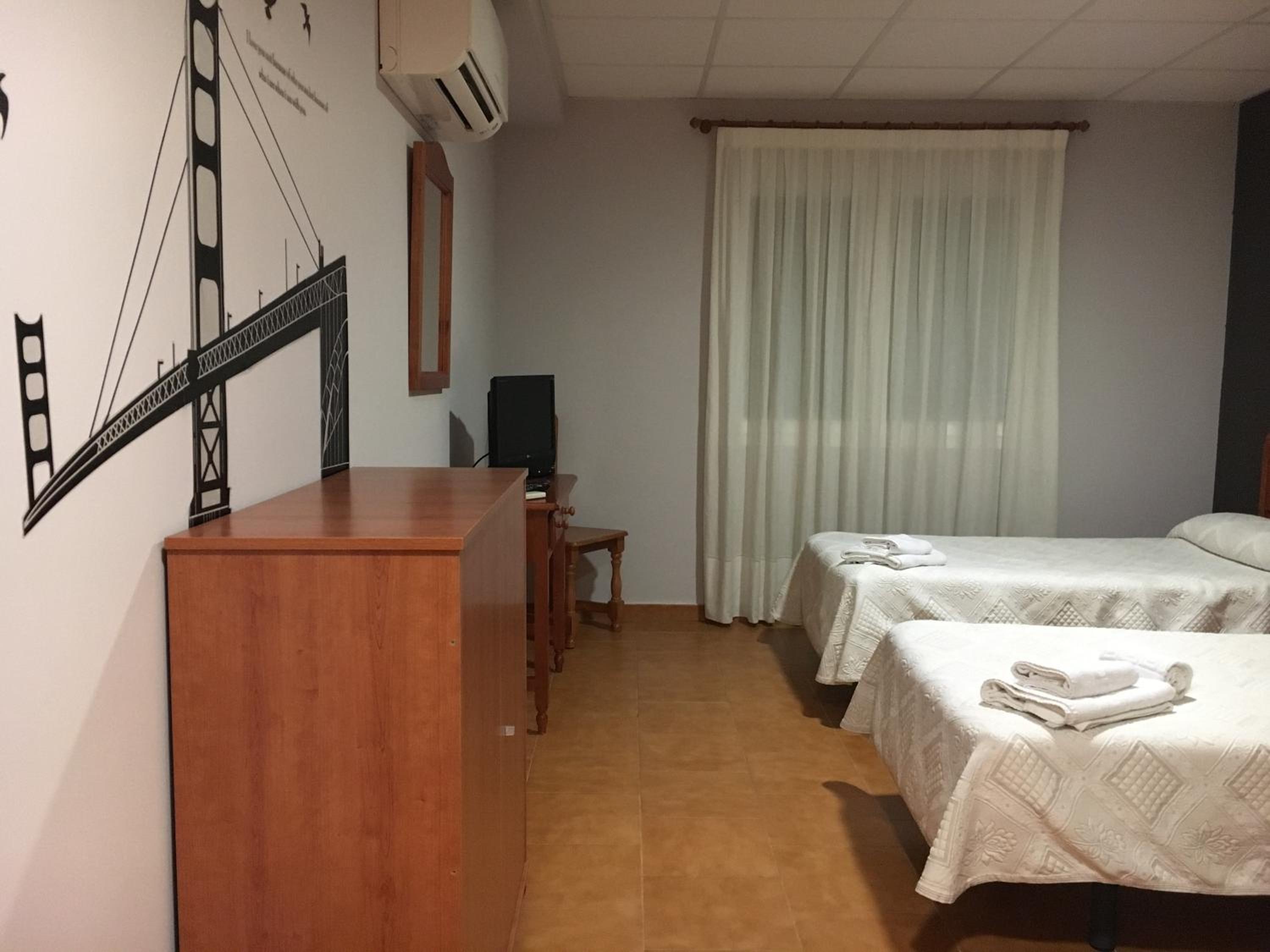 Twin Room - Photo 7