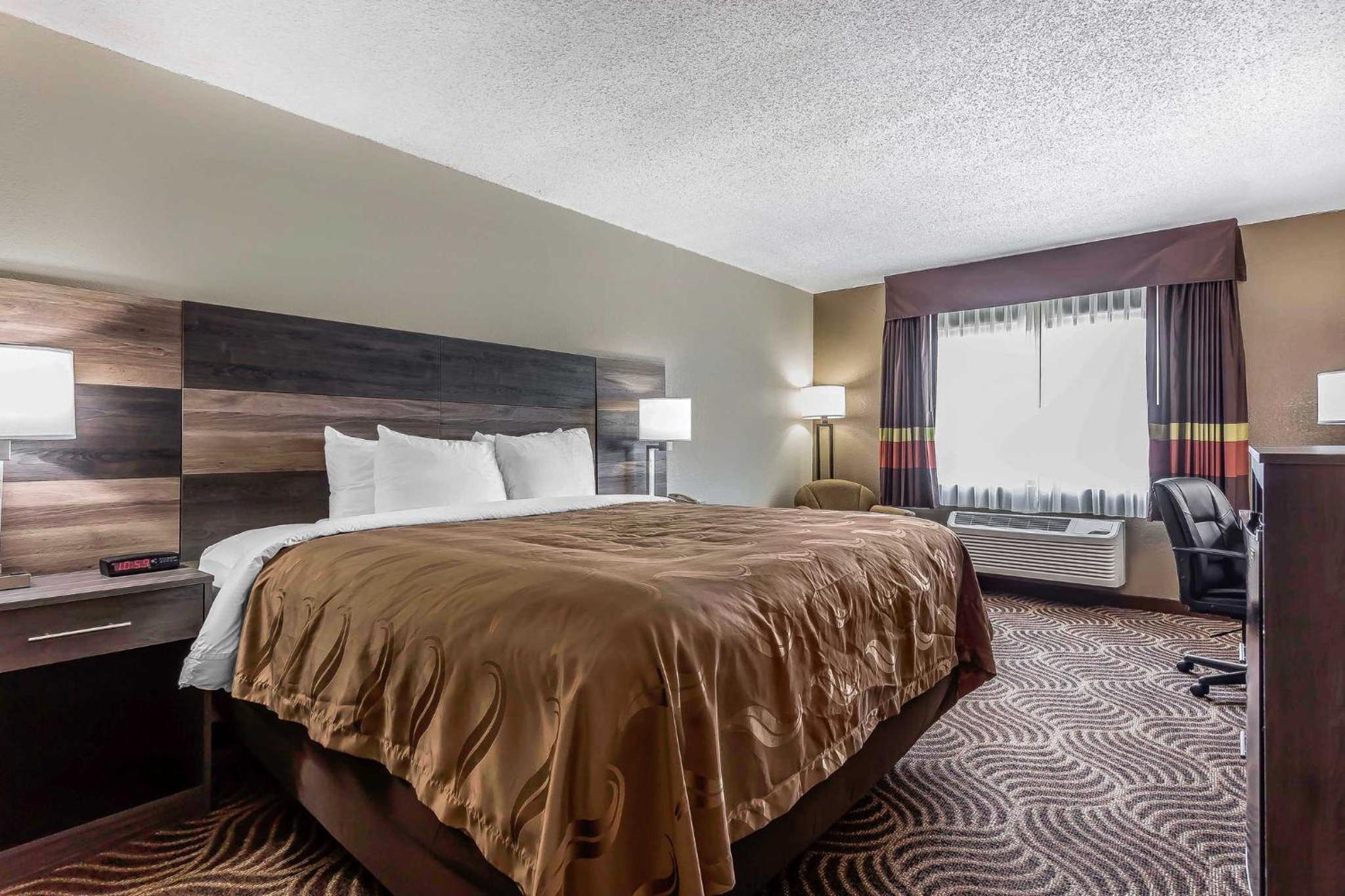 King Room - Non-Smoking - Photo 4