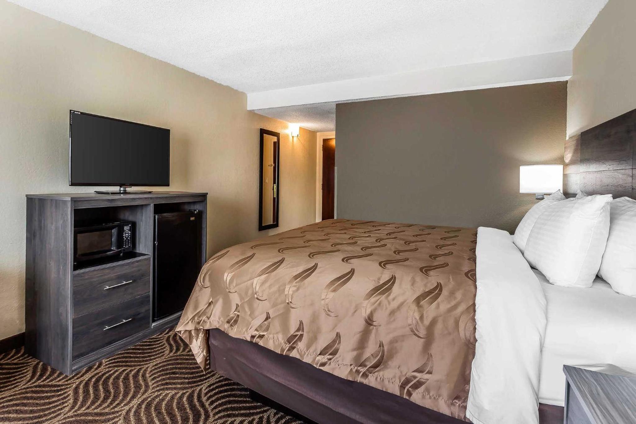 King Room - Non-Smoking - Photo 3