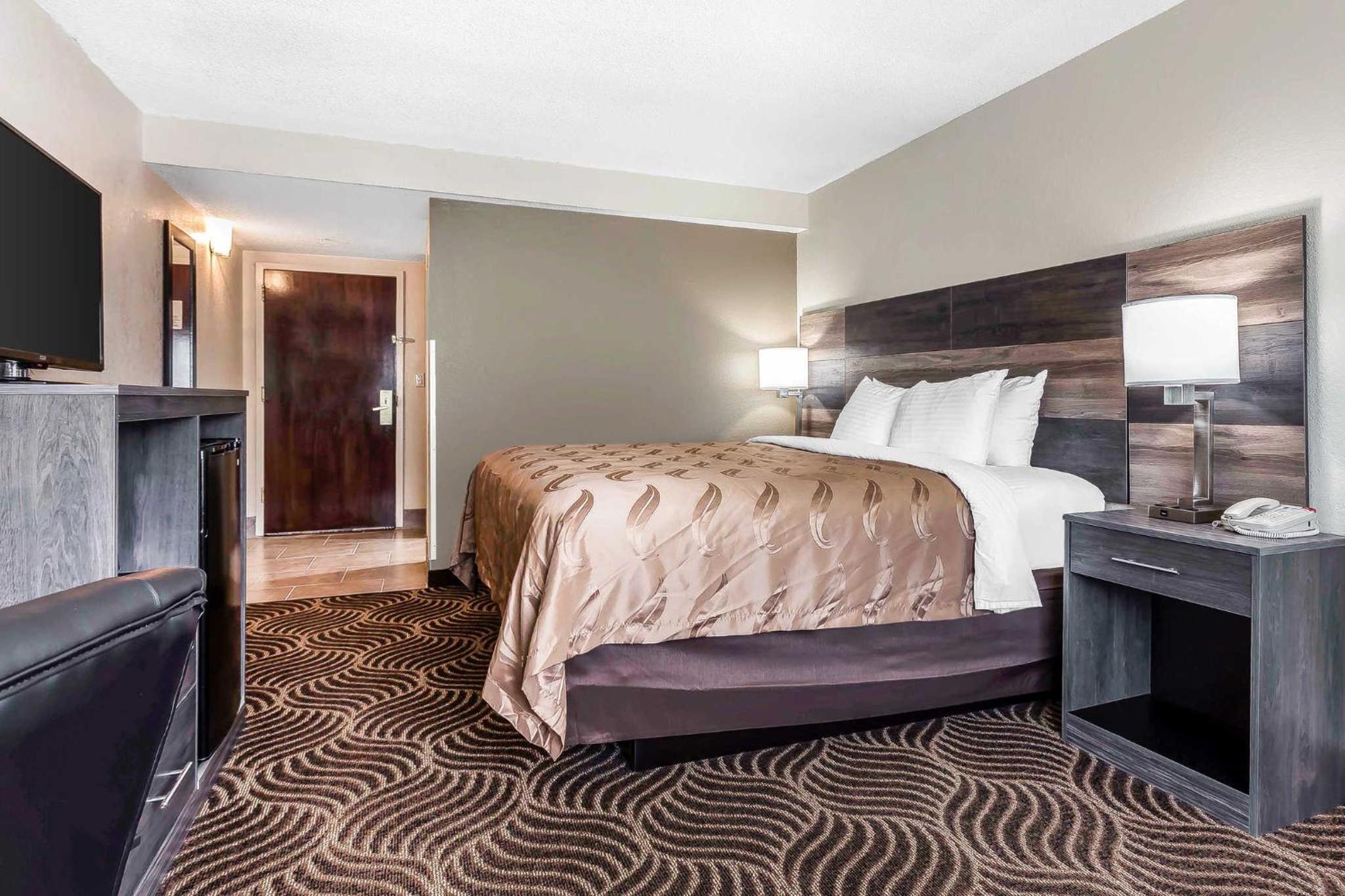 King Room - Non-Smoking - Photo 2
