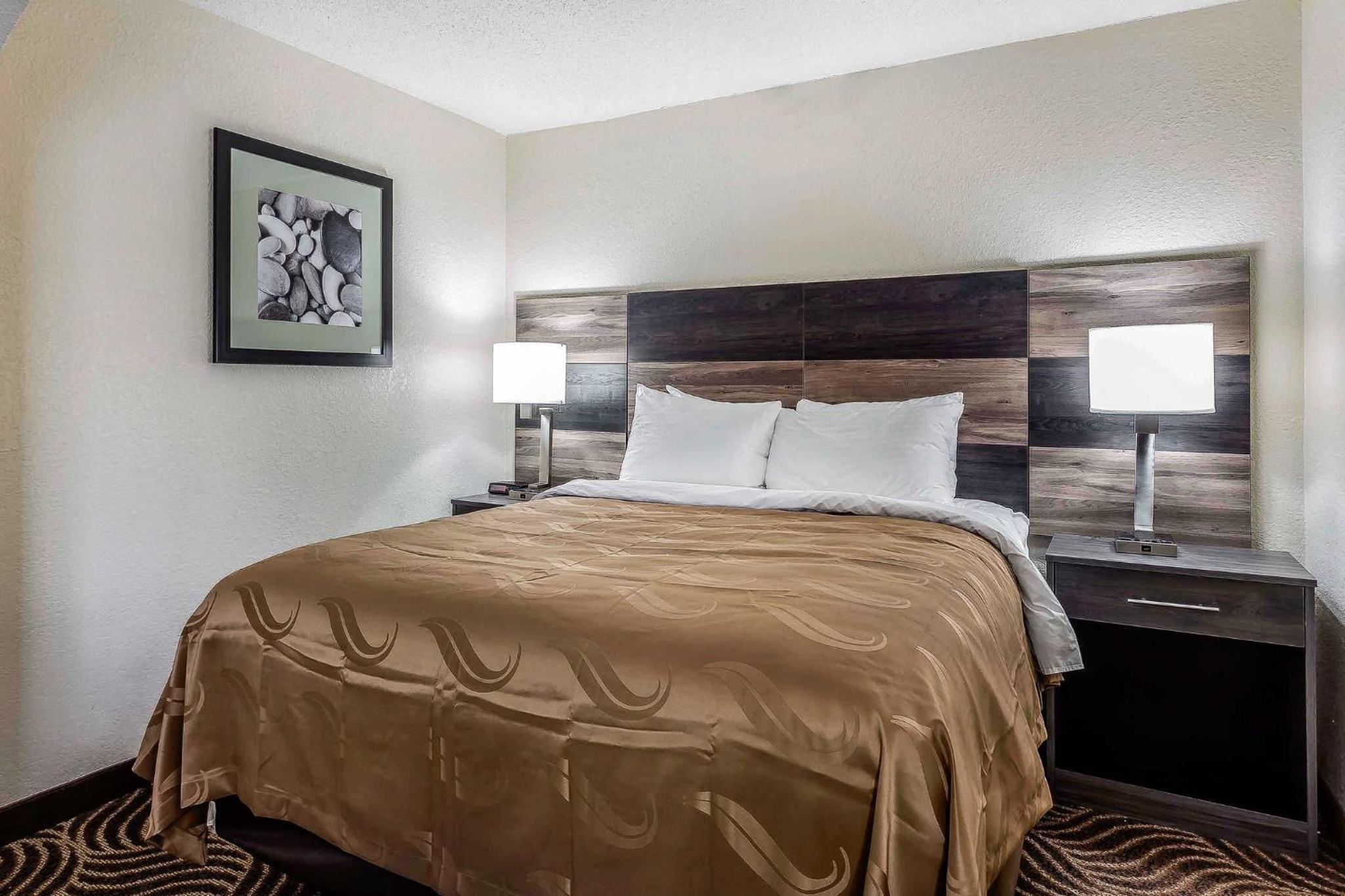 Queen Suite with Sofa Bed - Photo 2