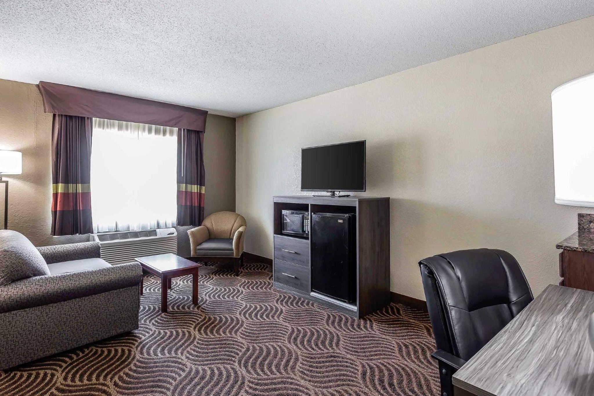 Queen Suite with Sofa Bed - Photo 4