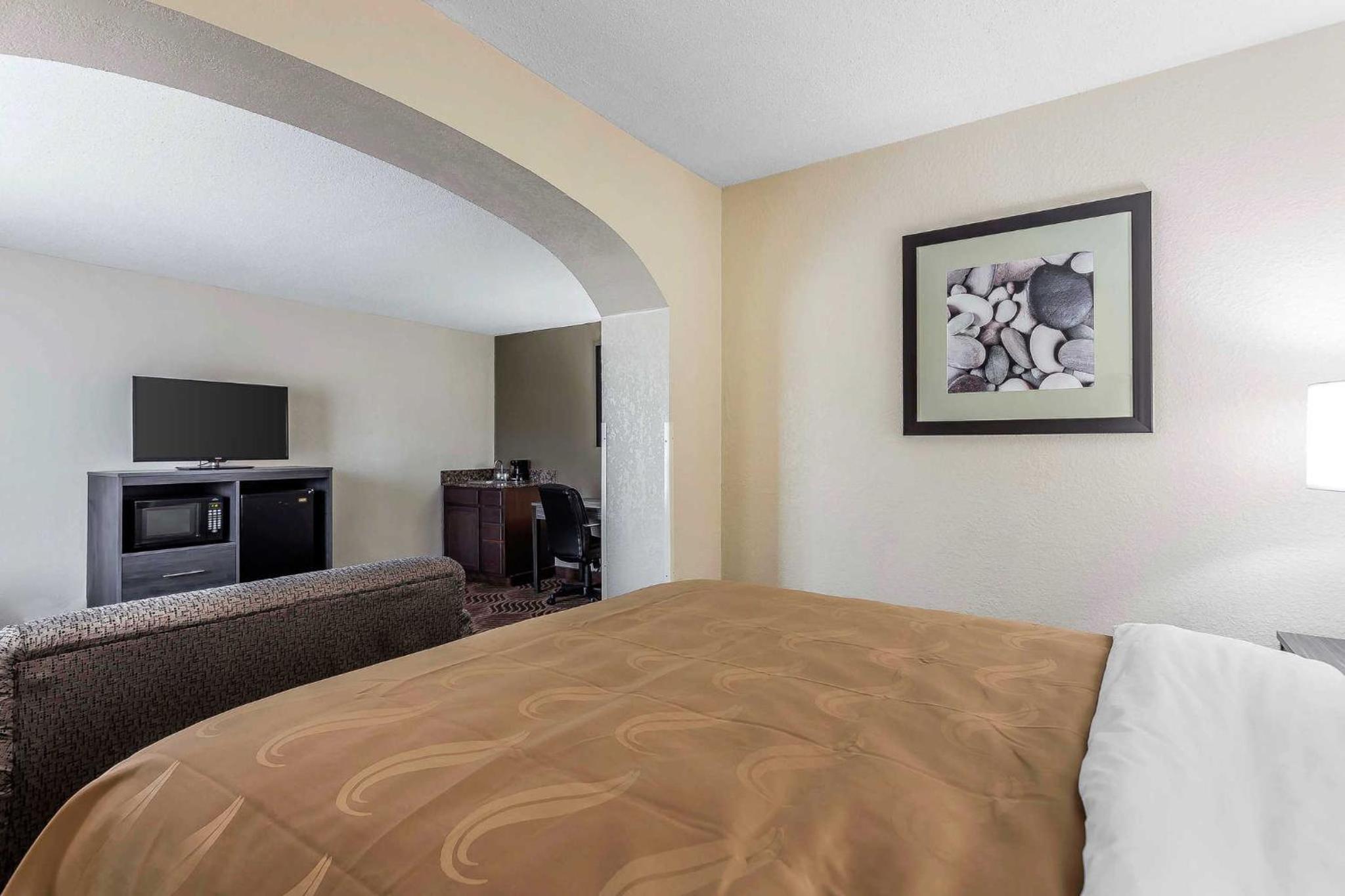 Queen Suite with Sofa Bed - Photo 3