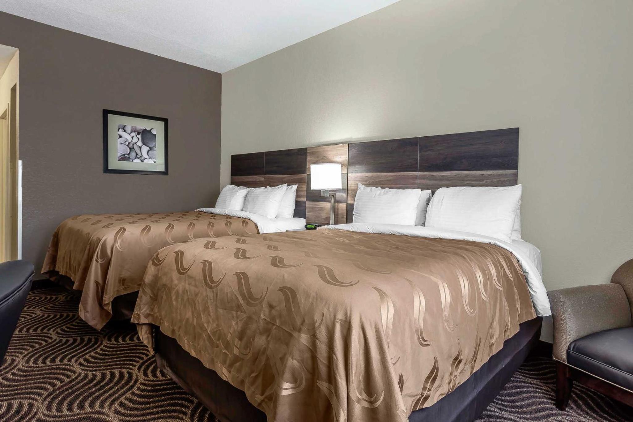 Queen Room with Two Queen Beds - Non-Smoking - Photo 4