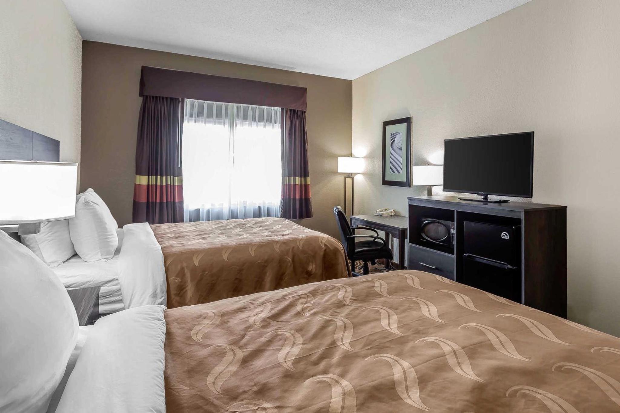 Queen Room with Two Queen Beds - Non-Smoking - Photo 3