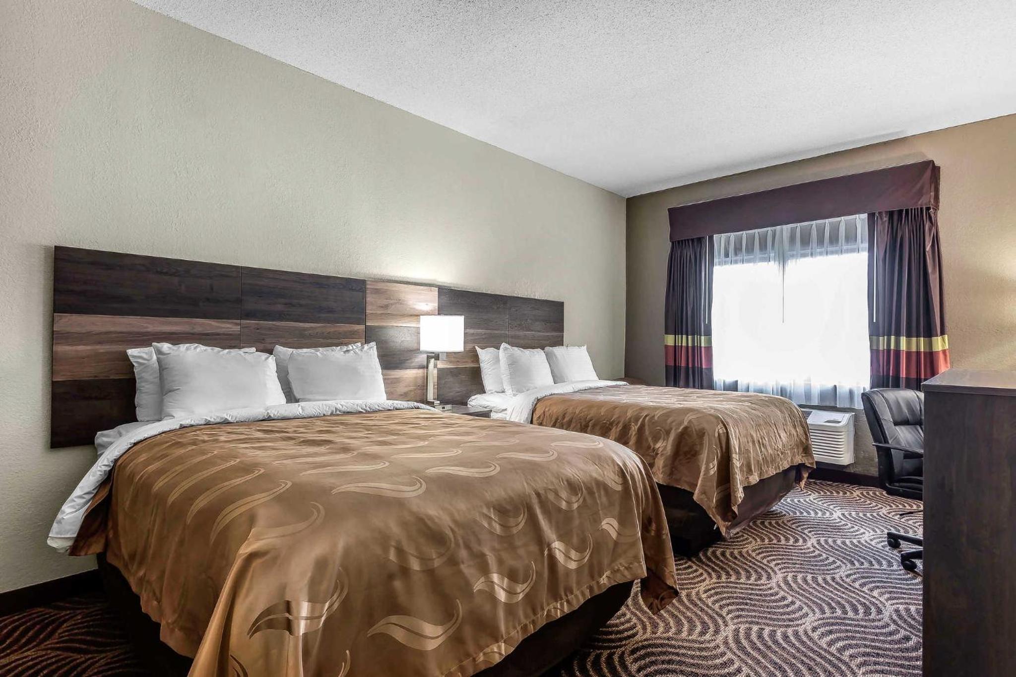 Queen Room with Two Queen Beds - Non-Smoking - Photo 2