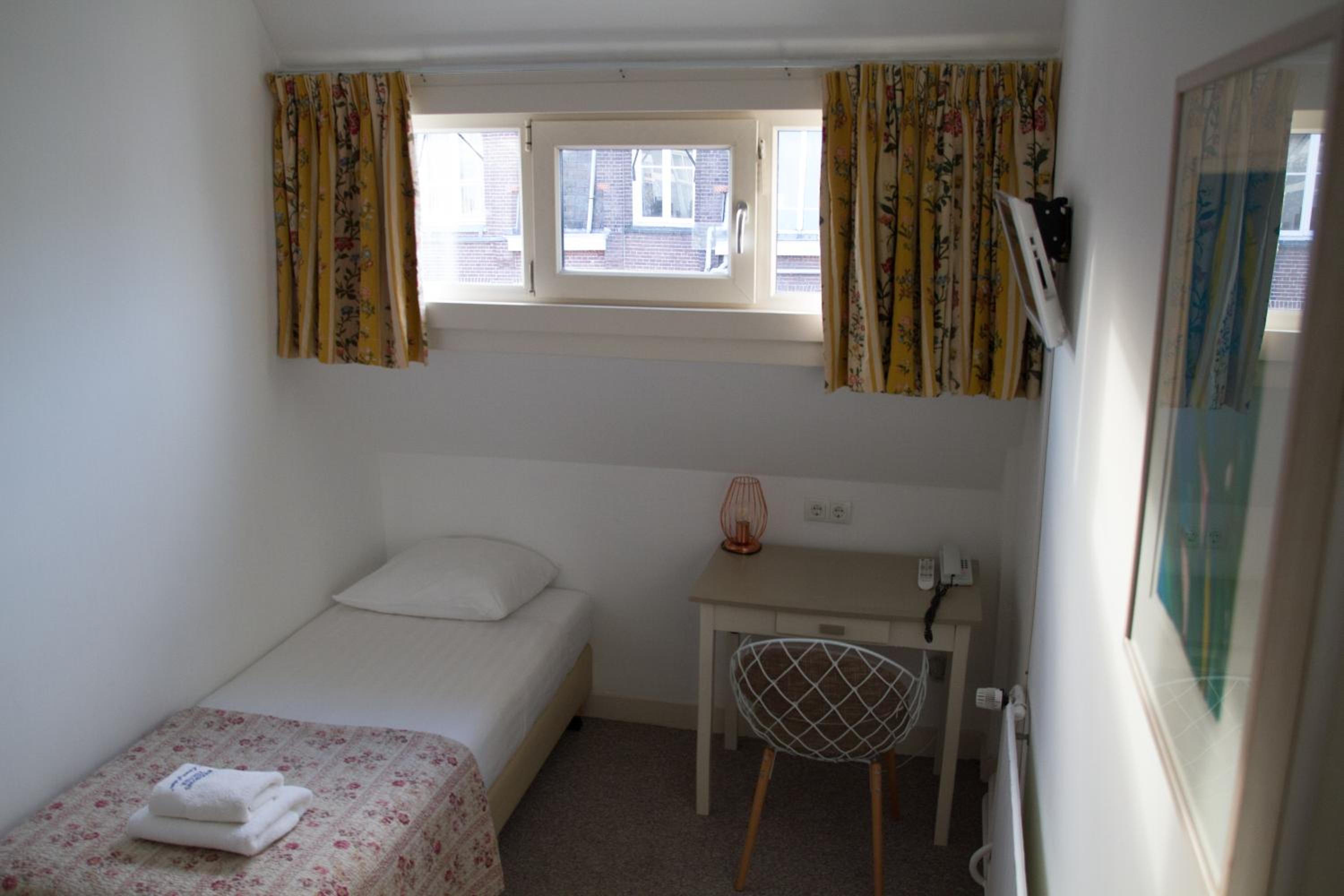 Single Room with Shared Toilet photo 2