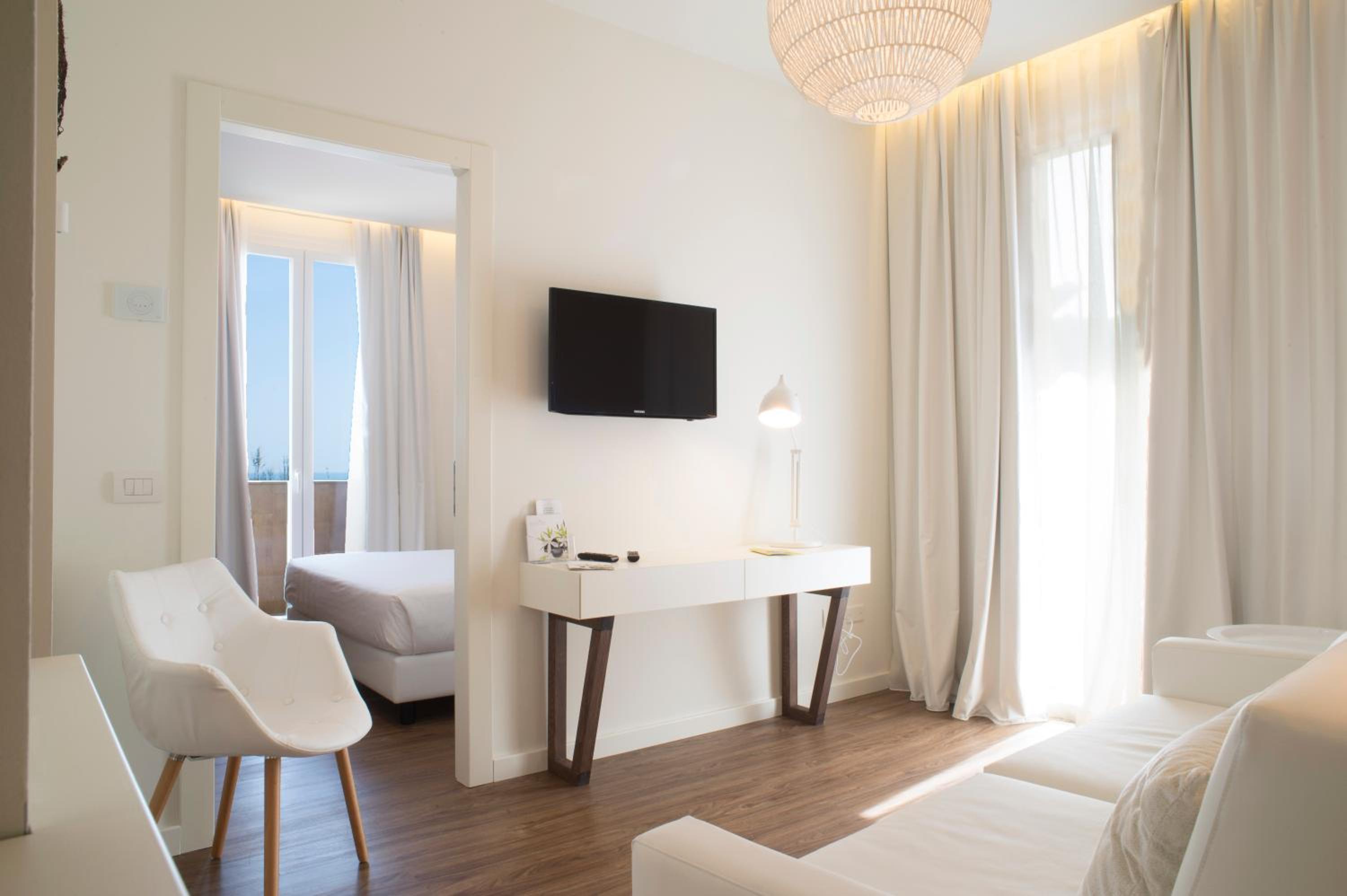 S - SUITE D - Photo 7