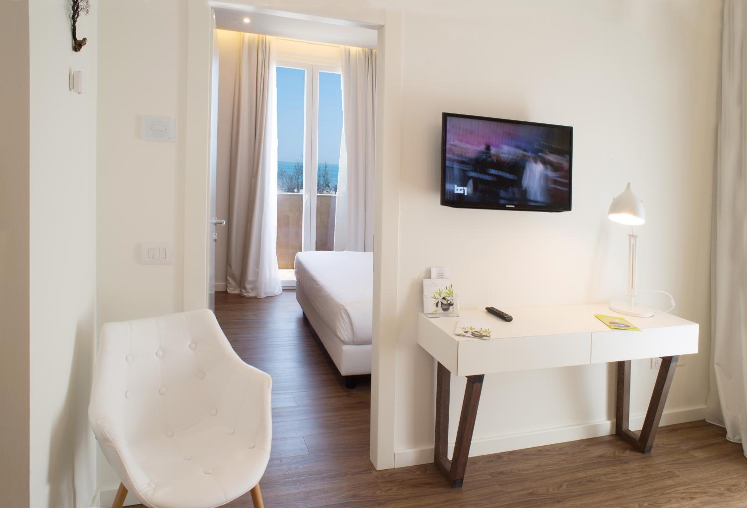 S - SUITE D - Photo 3