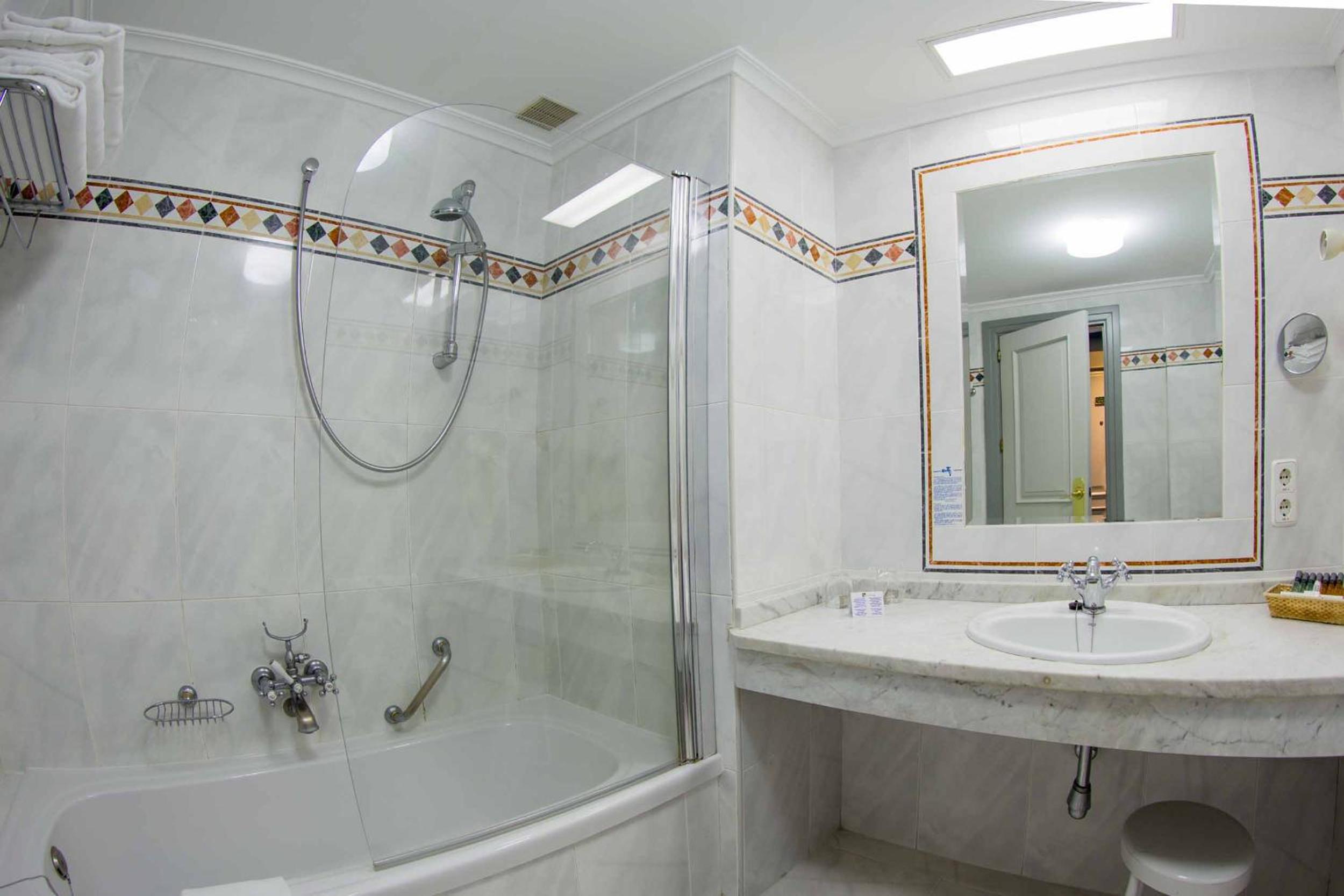 Superior Triple Room (2 Adults + 1 Child) - Photo 3