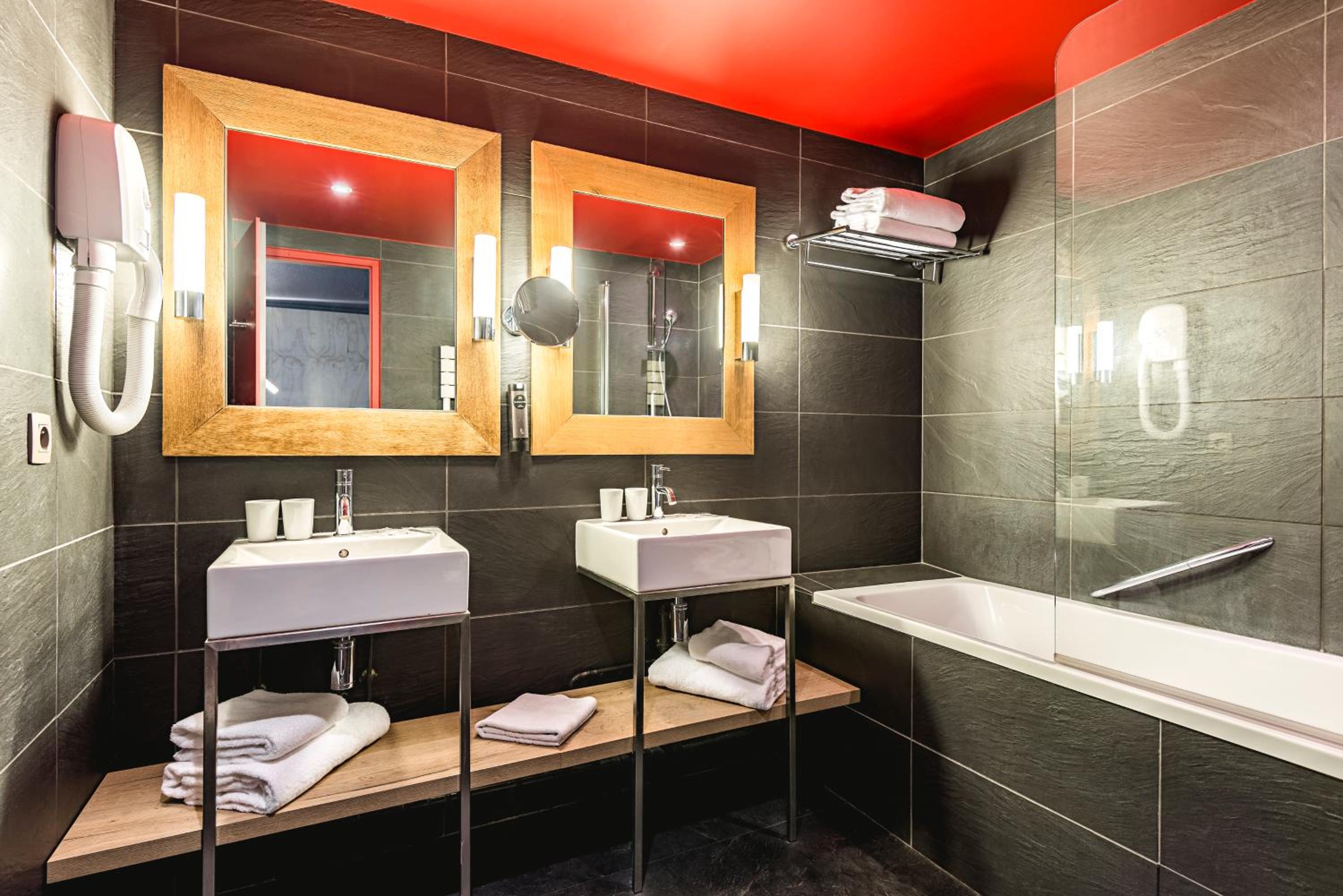 Junior Suite with Balcony - Photo 2
