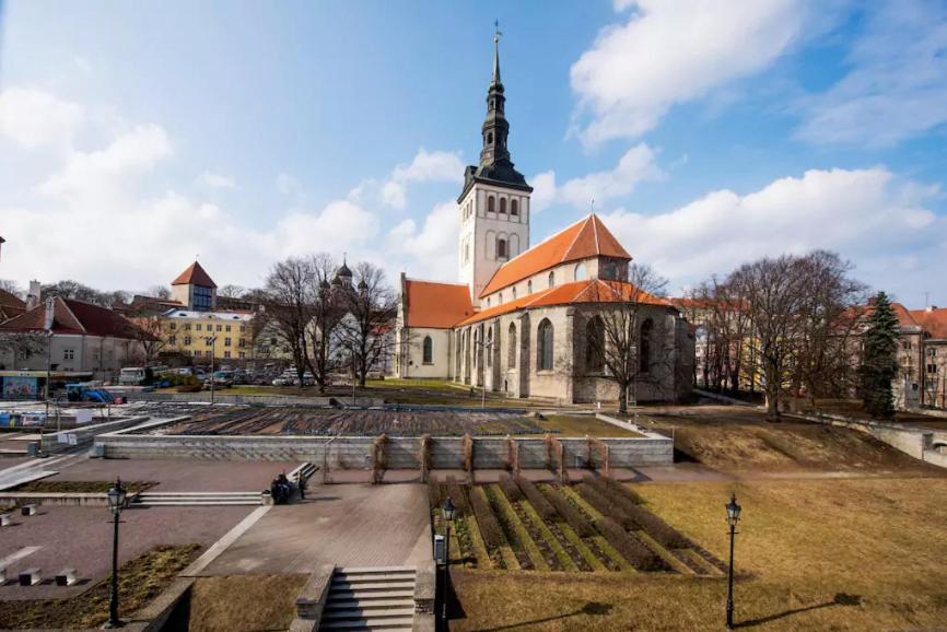 One-Bedroom Apartment with Old Town View photo 3