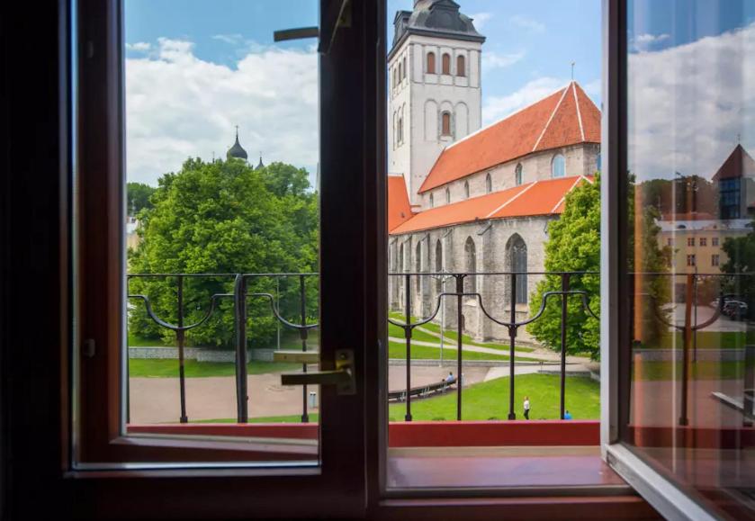 One-Bedroom Apartment with Old Town View photo 2