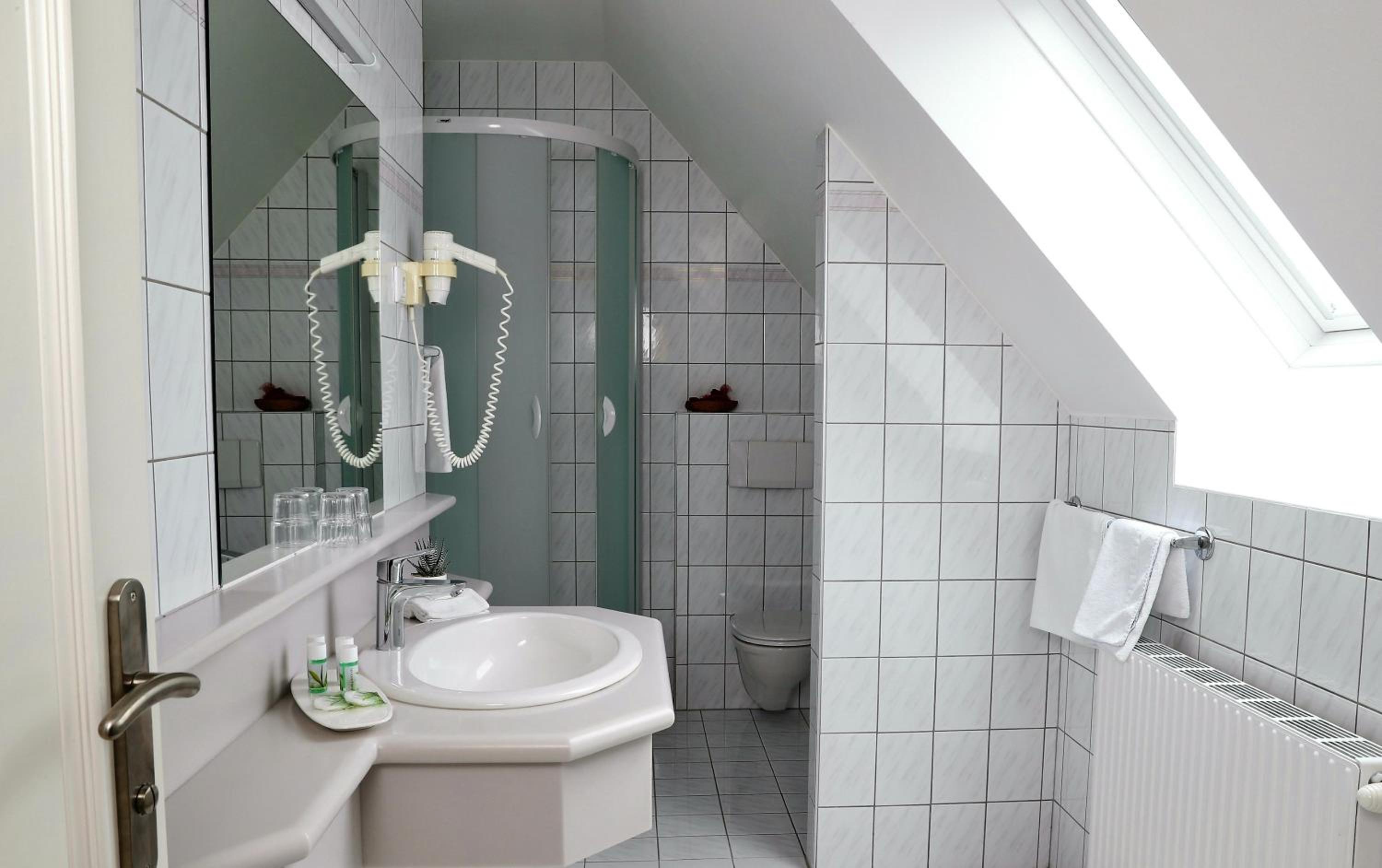 Double or Twin Room - Photo 3