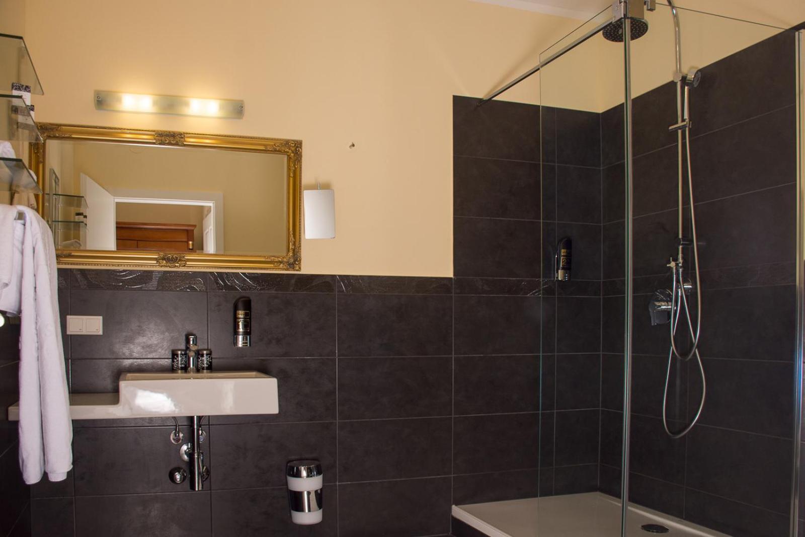 Small Double Room with Balcony Facing the Market Square - Photo 2