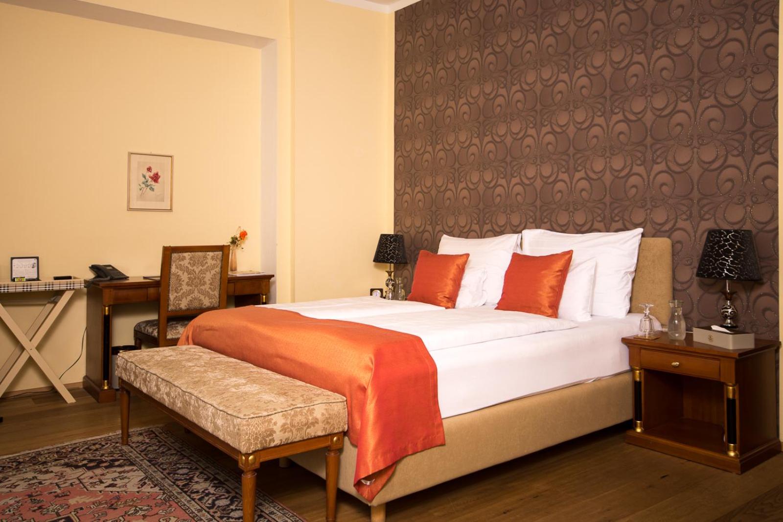 Double Room with Balcony Facing the Lake