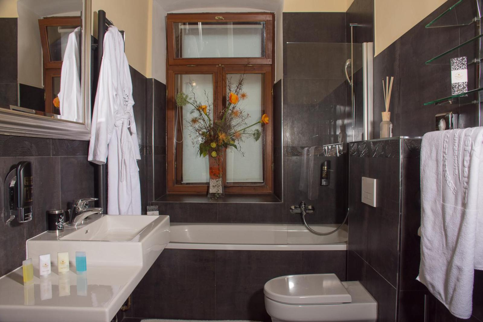 Double Room with Balcony Facing the Lake