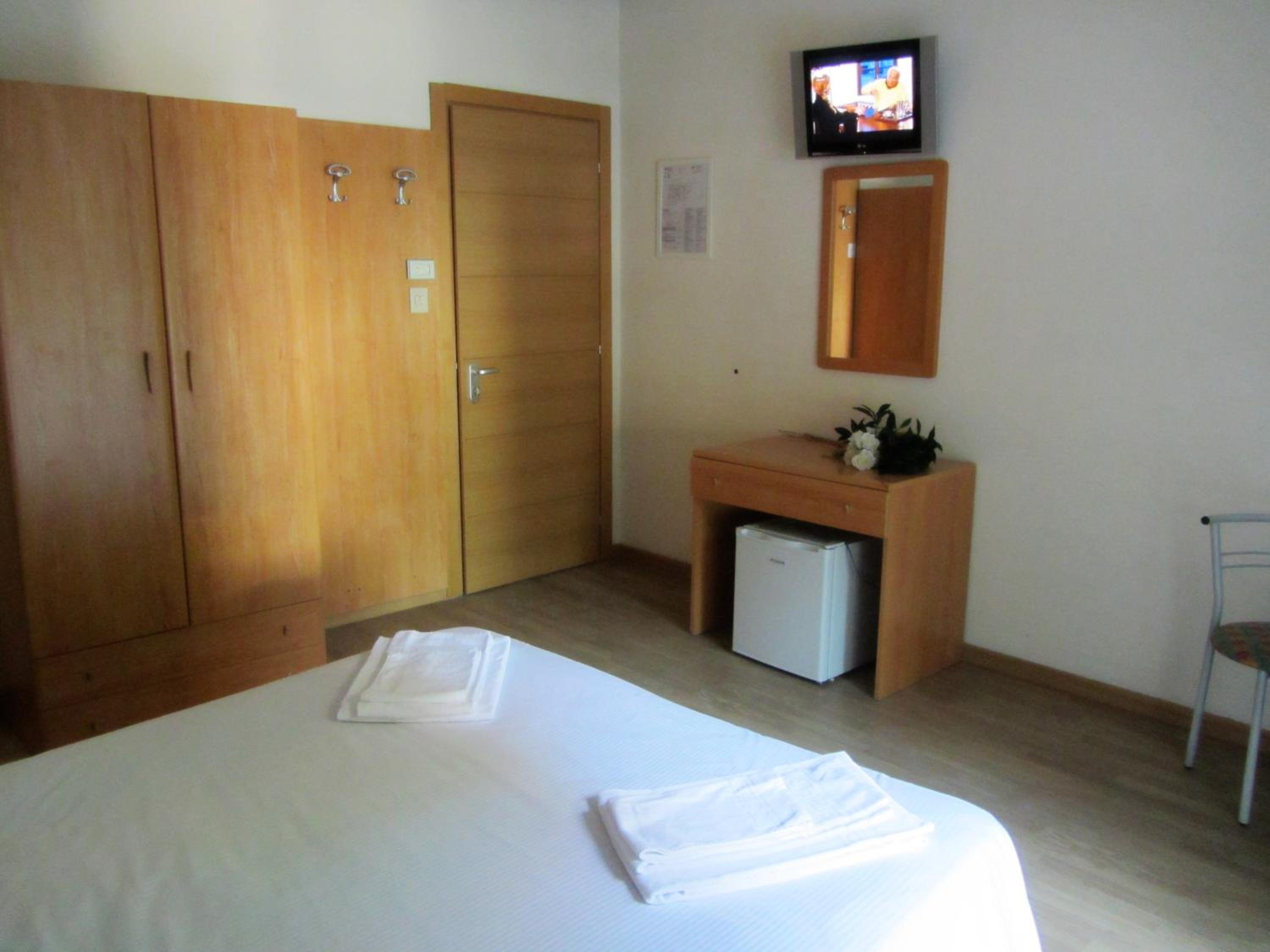Double or Twin Room with Balcony - Photo 11