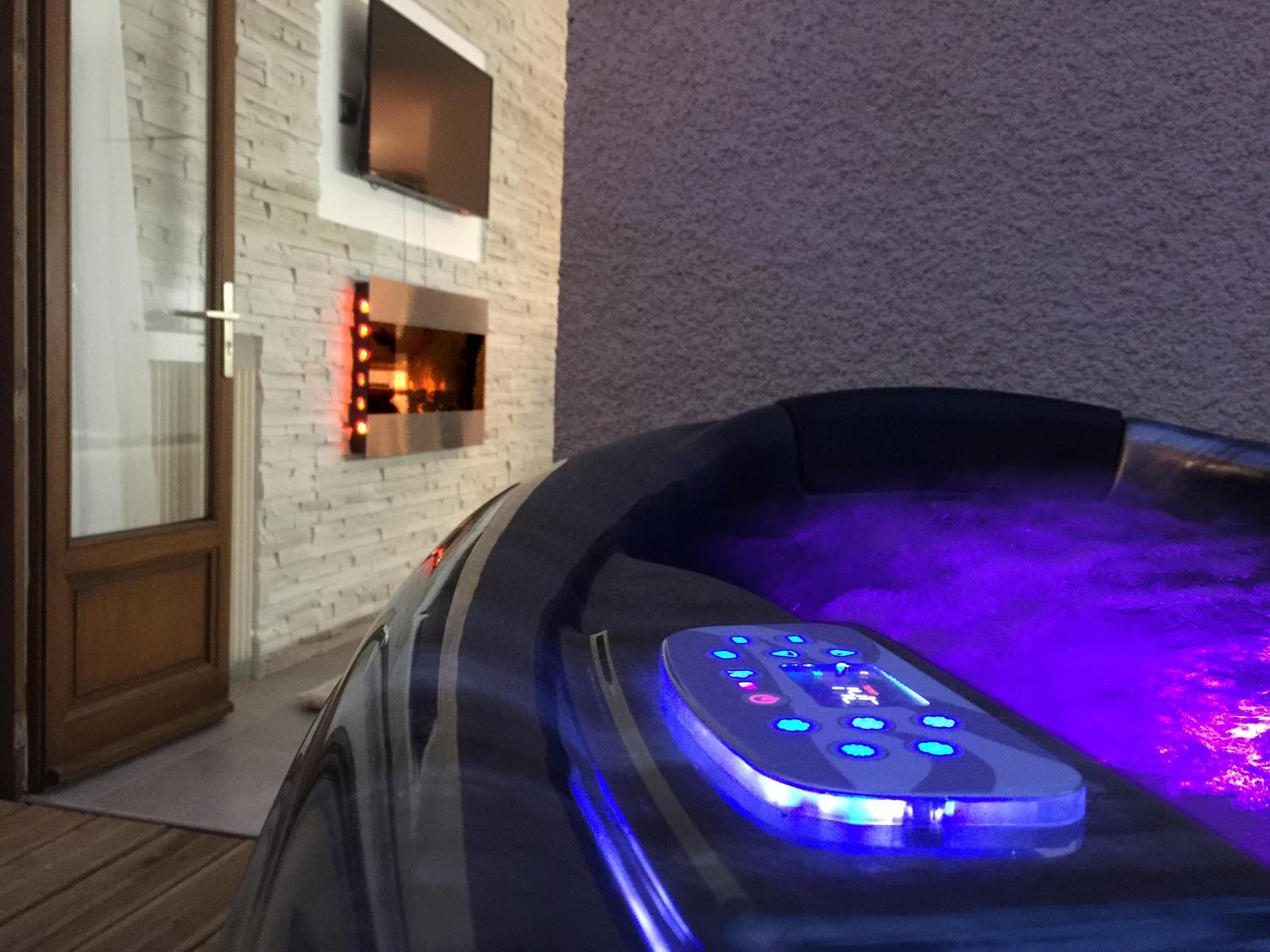 Luxury Loft with Outdoor Jacuzzi (heated all year)