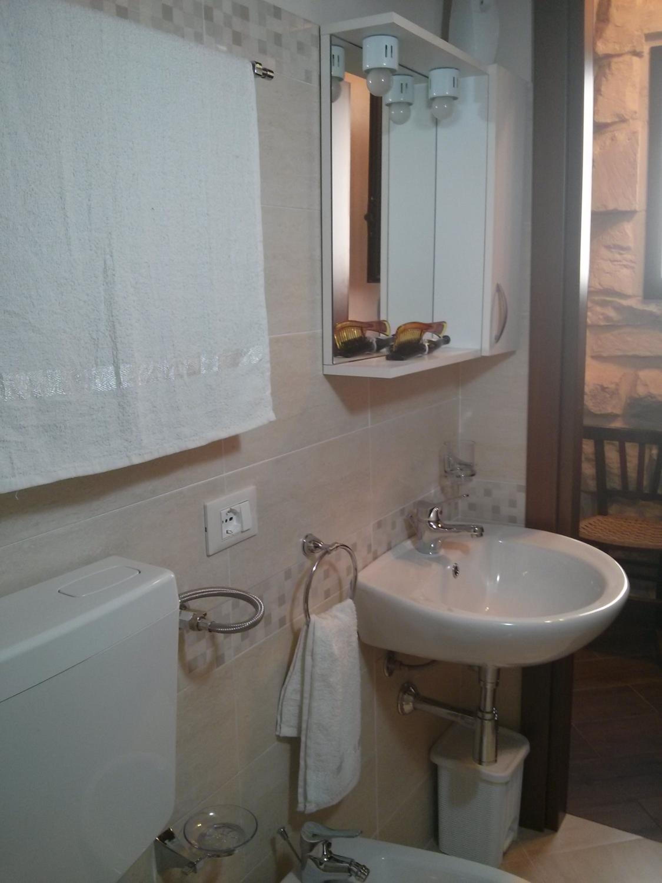 One-Bedroom House - Photo 38