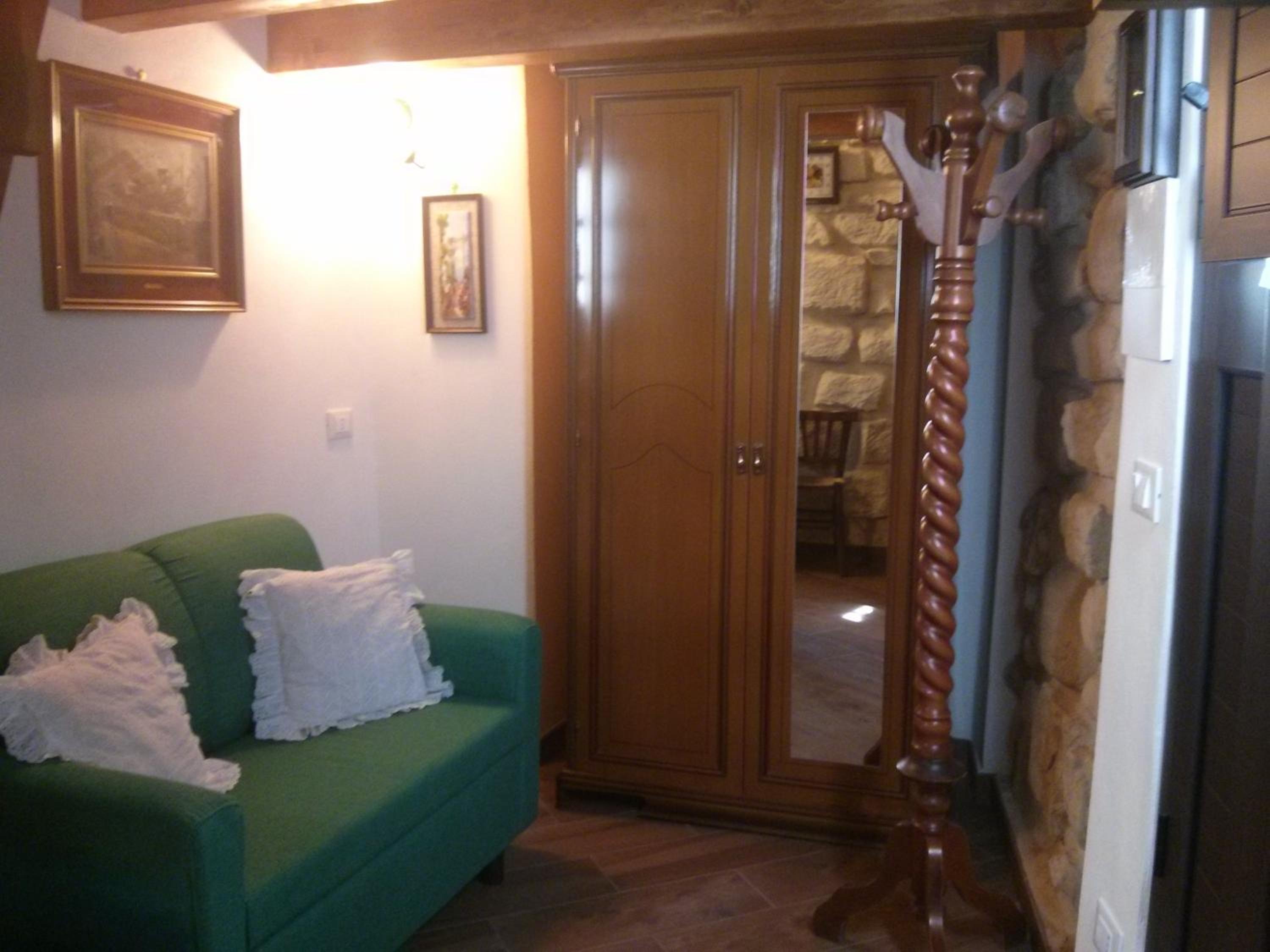 One-Bedroom House - Photo 2
