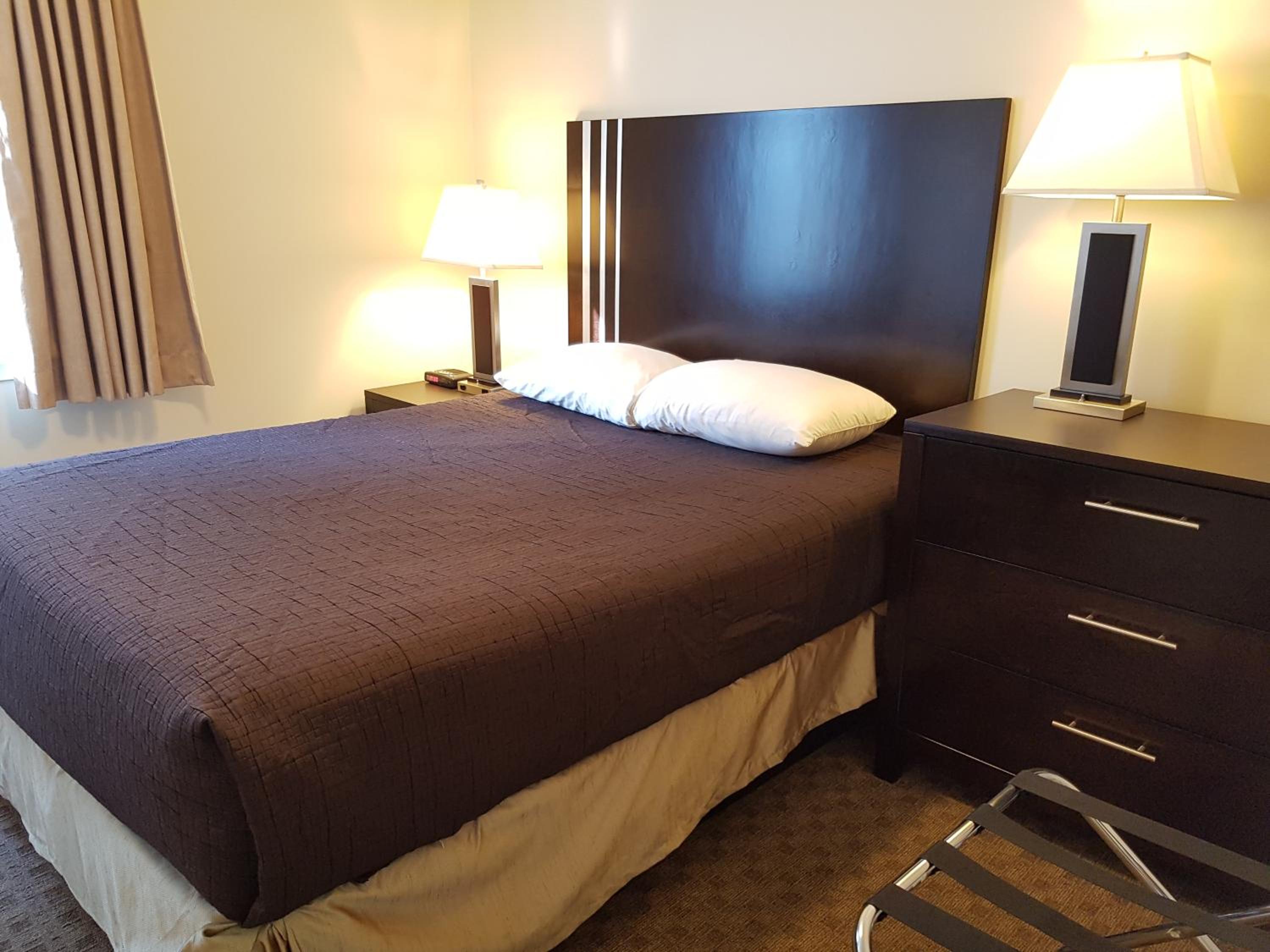 Two Bedroom Queen Suite with Full Kitchen - Photo 5