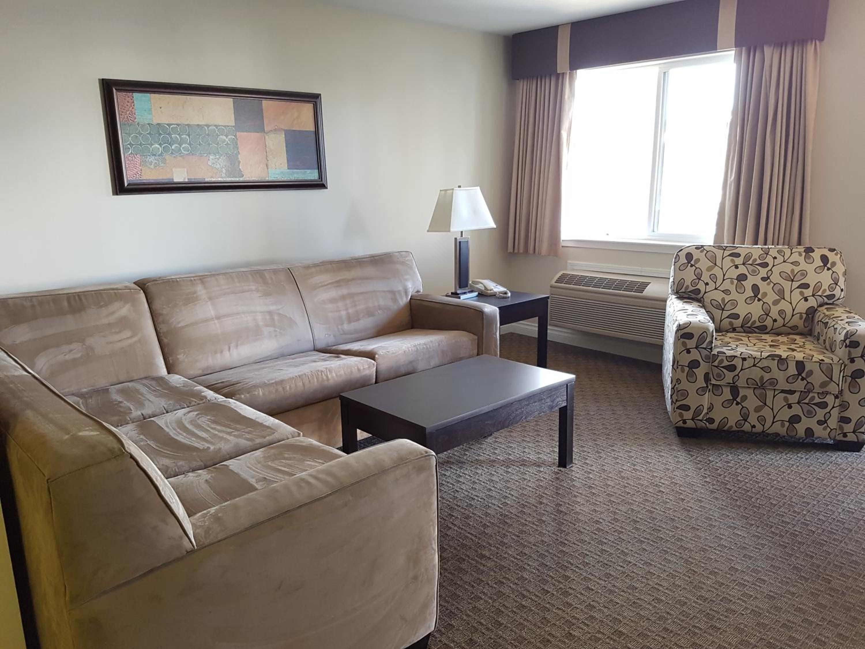 Two Bedroom Queen Suite with Full Kitchen - Photo 2