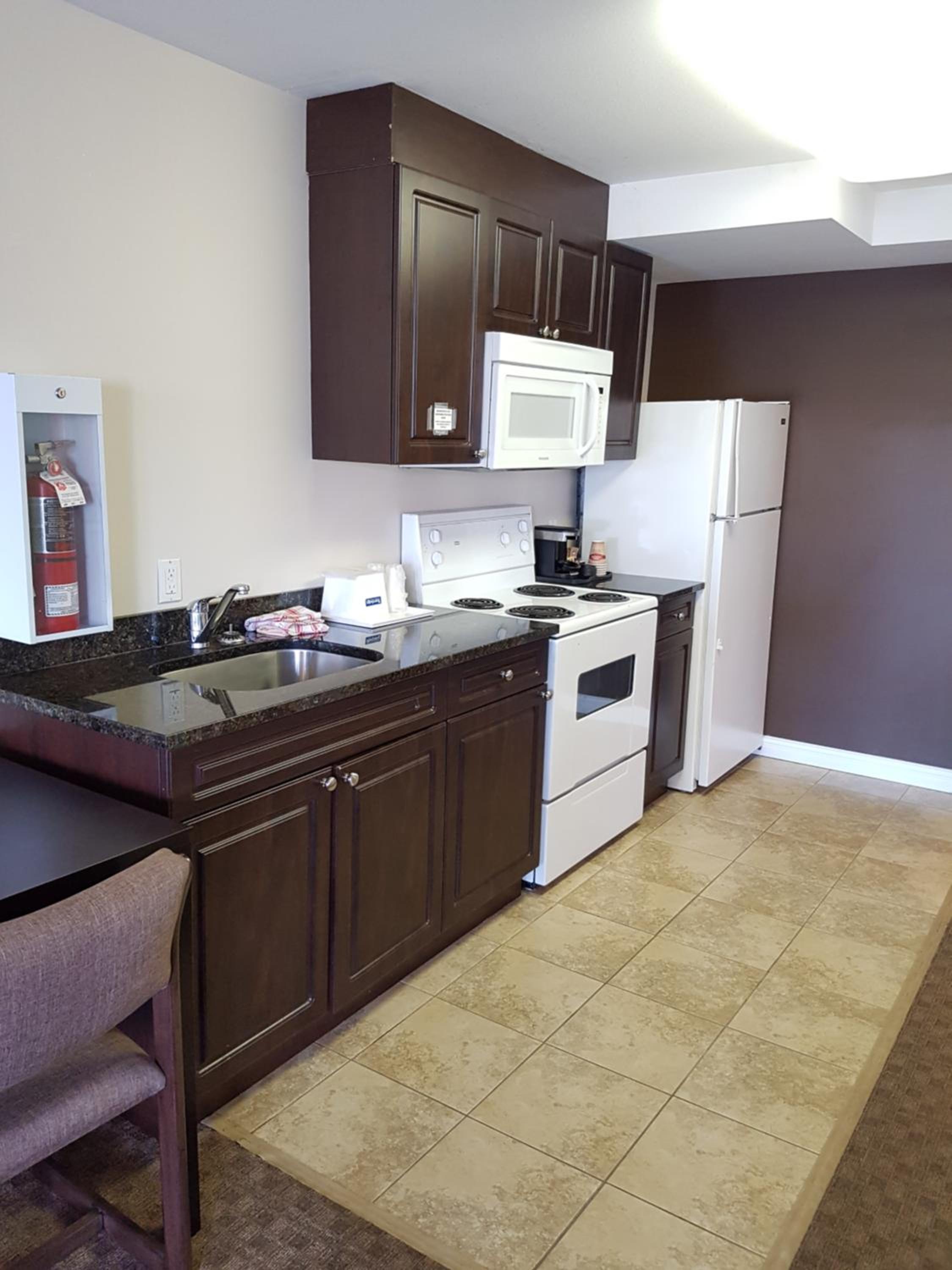 Two Bedroom Queen Suite with Full Kitchen - Photo 3