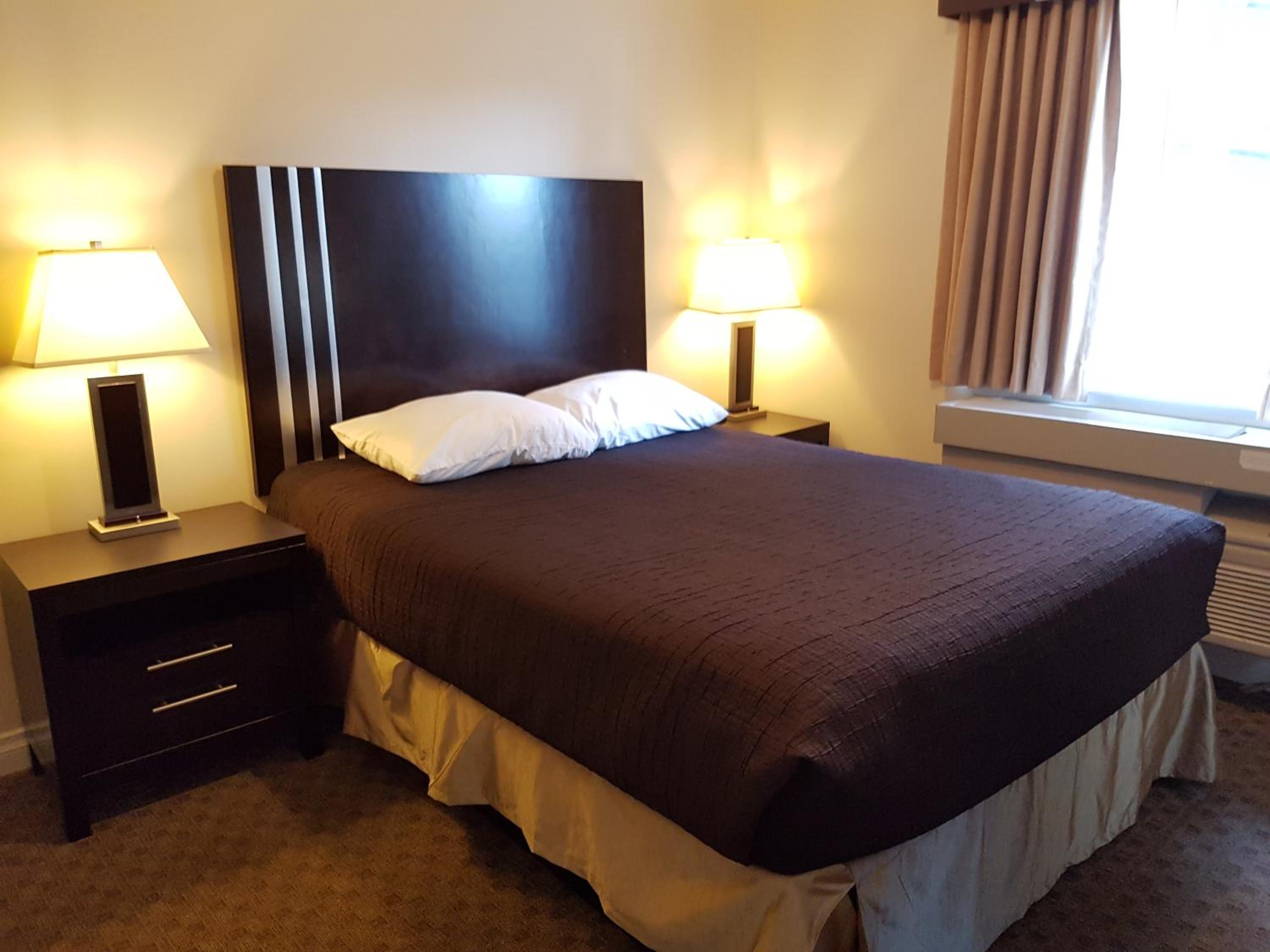 Two Bedroom Queen Suite with Full Kitchen - Photo 6