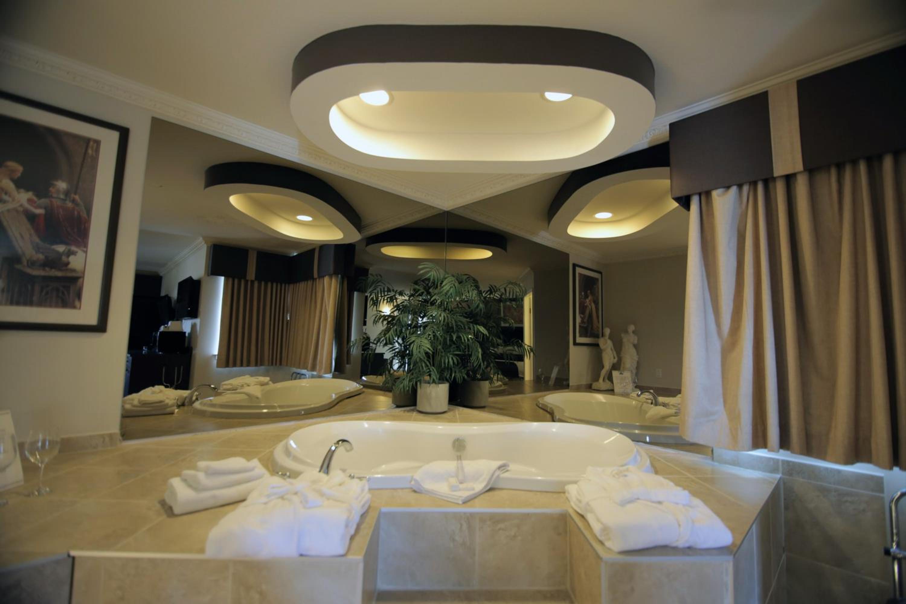 King Suite with Jacuzzi  - Photo 2