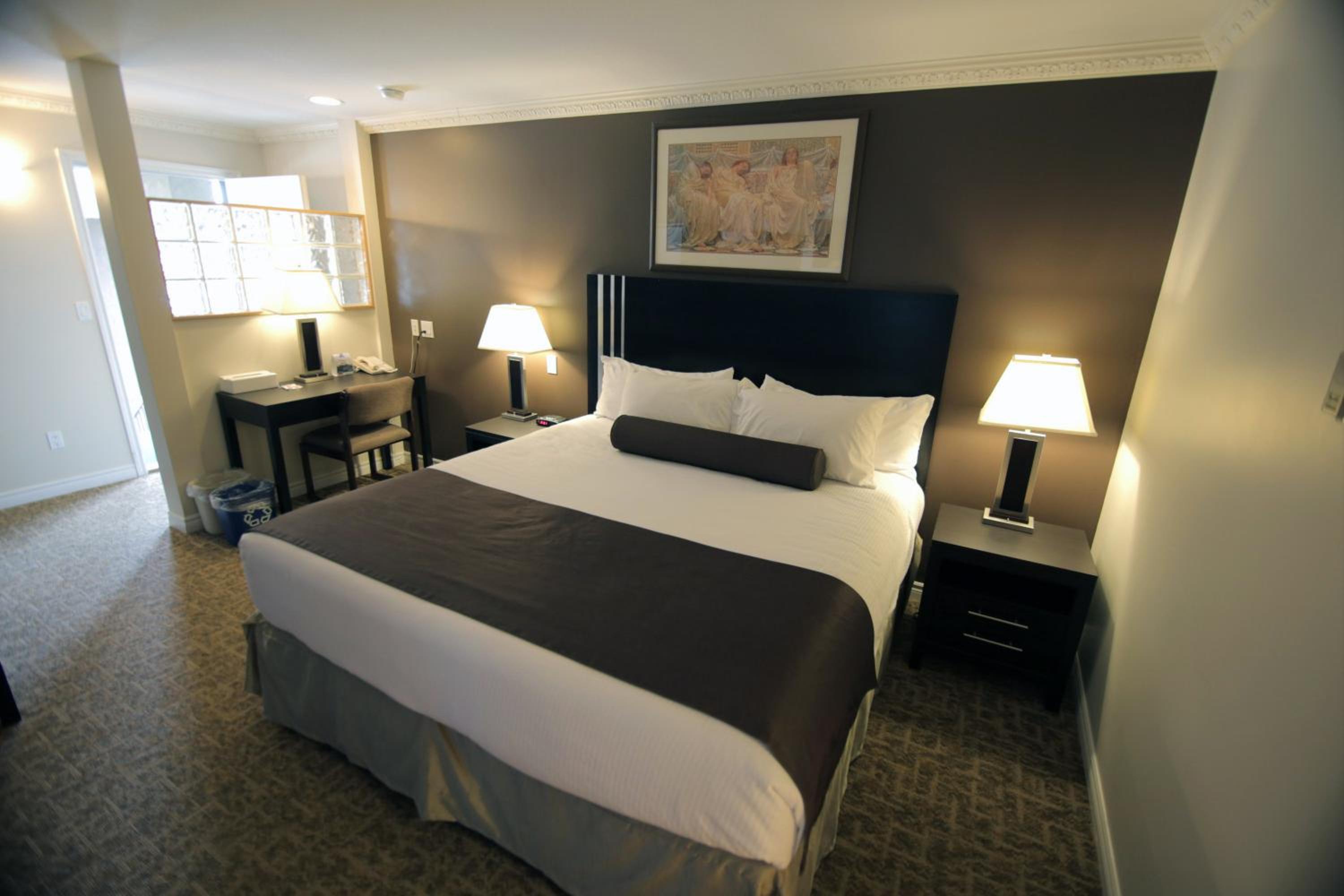 King Suite with Jacuzzi  - Photo 4