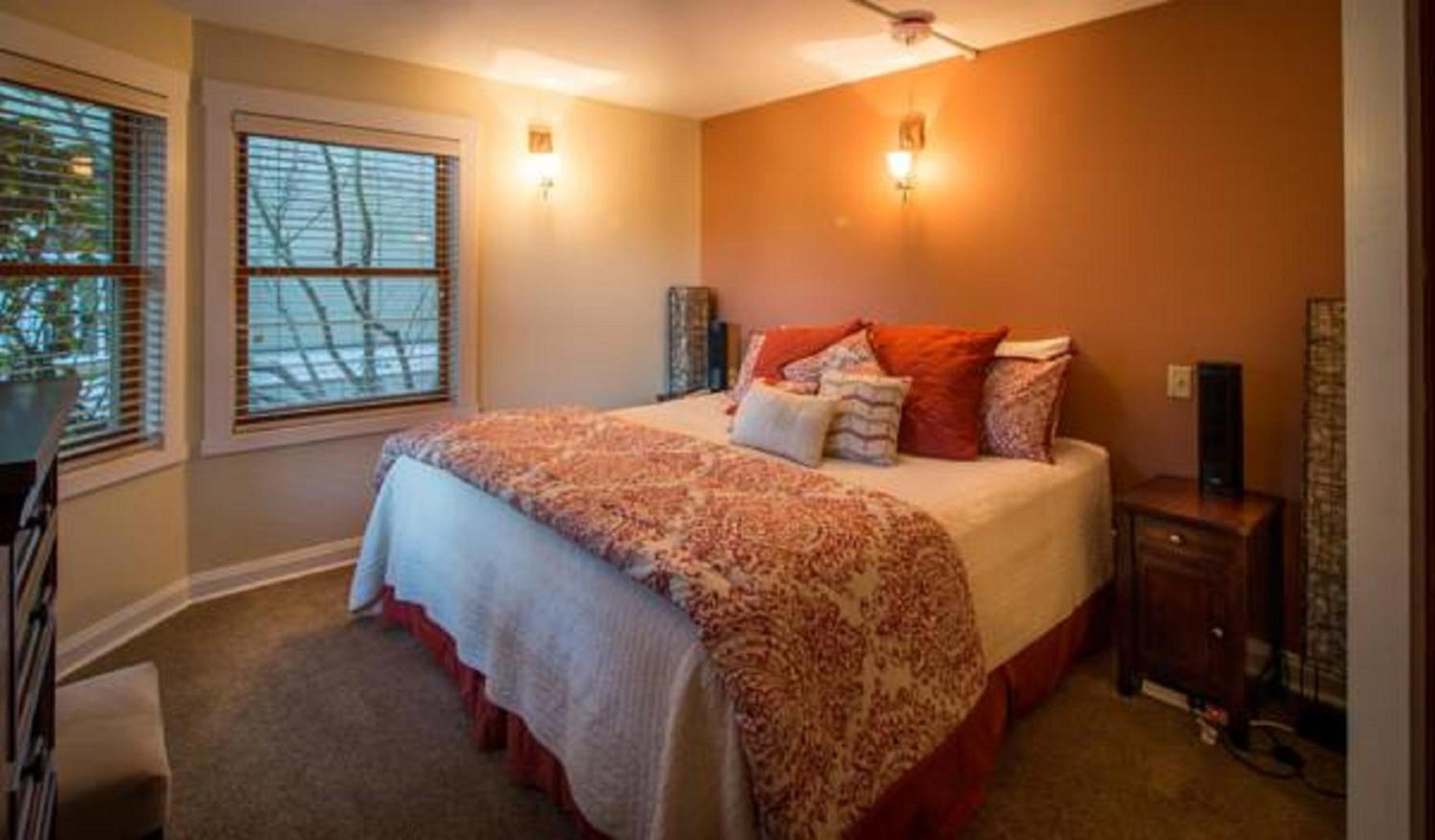King Room - Non-Smoking - Photo 4