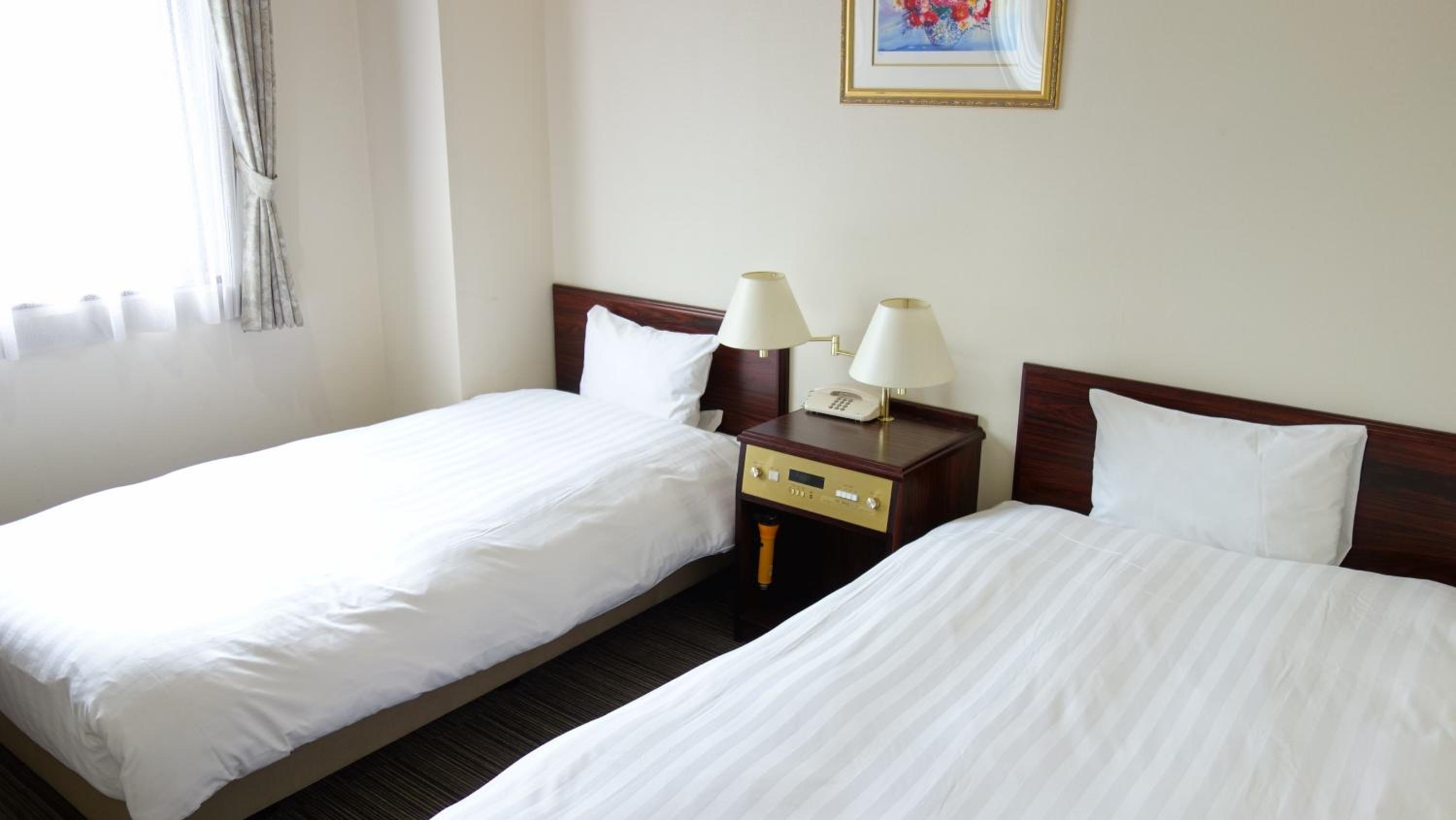 Twin Room - Non-Smoking photo 2