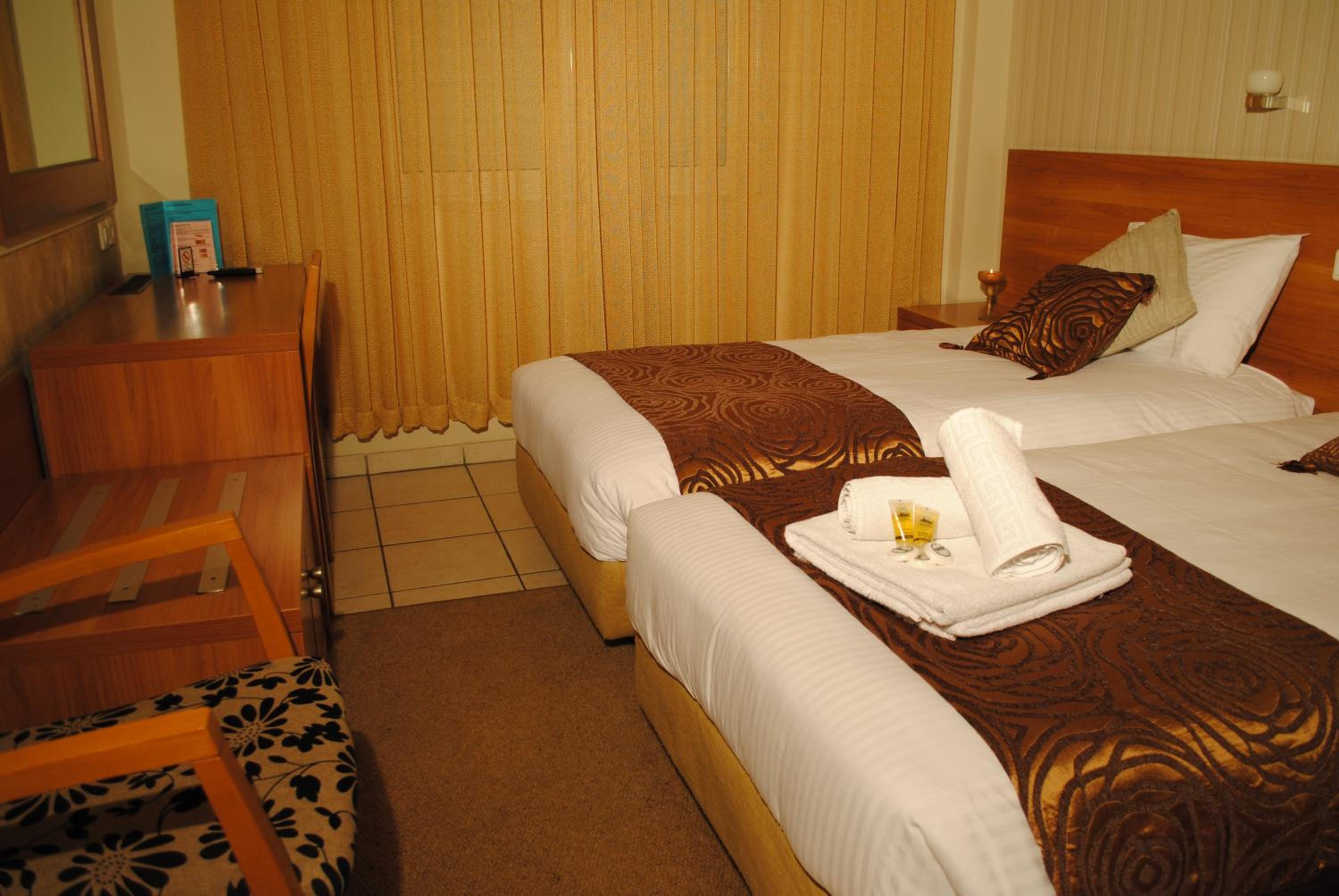 Double or Twin Room - Photo 9